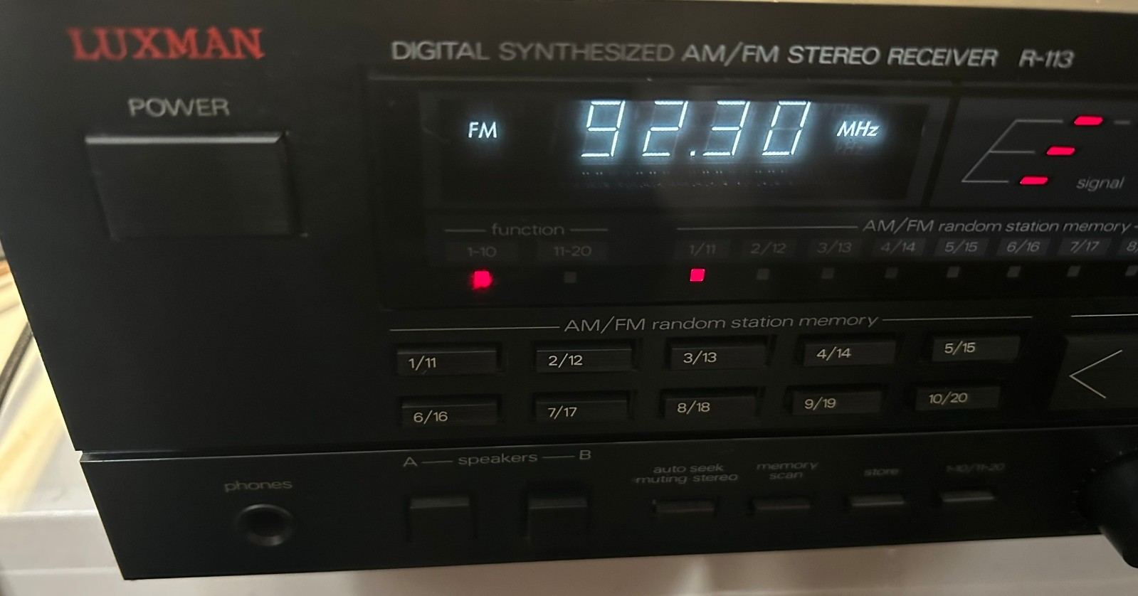 Luxman R-113 Digital Synthesizer AM/FM Stereo Receiver Tested and working !