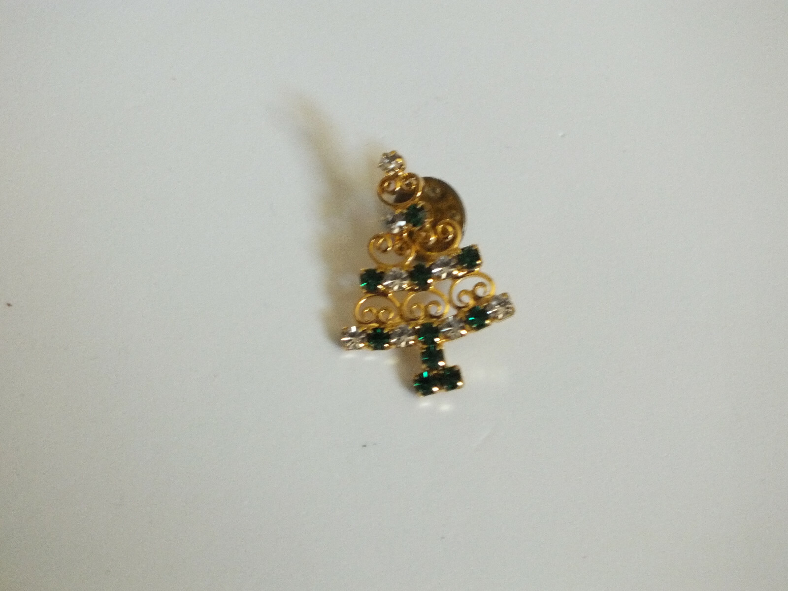Beautiful Brooch Pin Christmas Tree Gold Tone Green Clear Rhinestones 1 1/4 x 1"