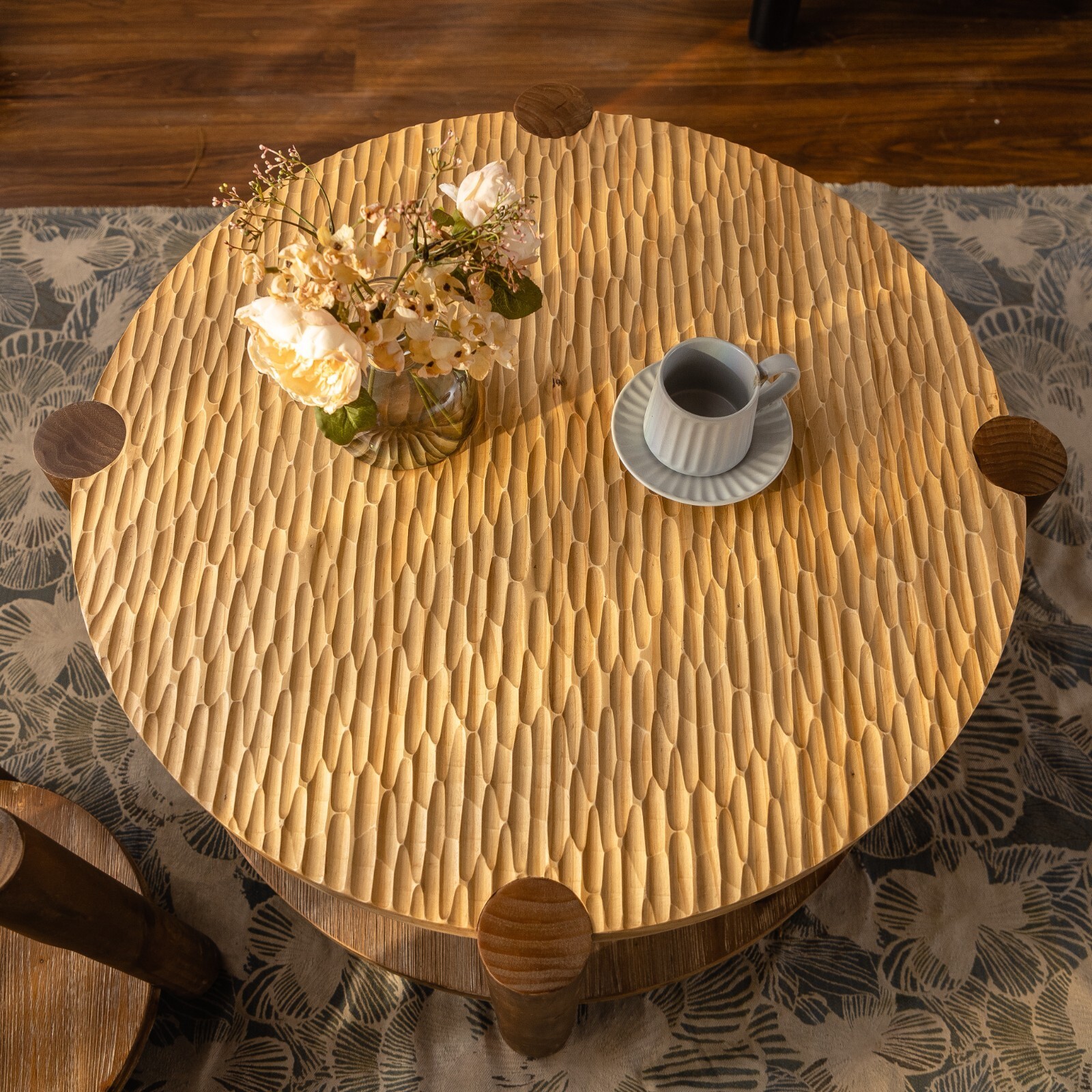 Round Coffee Table with Solid Wood for Living Room, 2-Tier Round Coffee Table