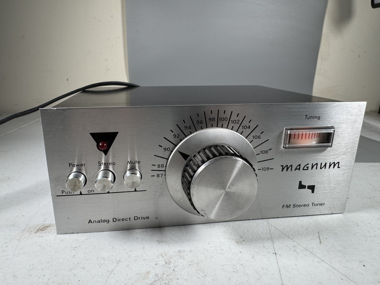 Rare Vintage Magnum Model 125 FM Stereo Tuner Canada Powers On