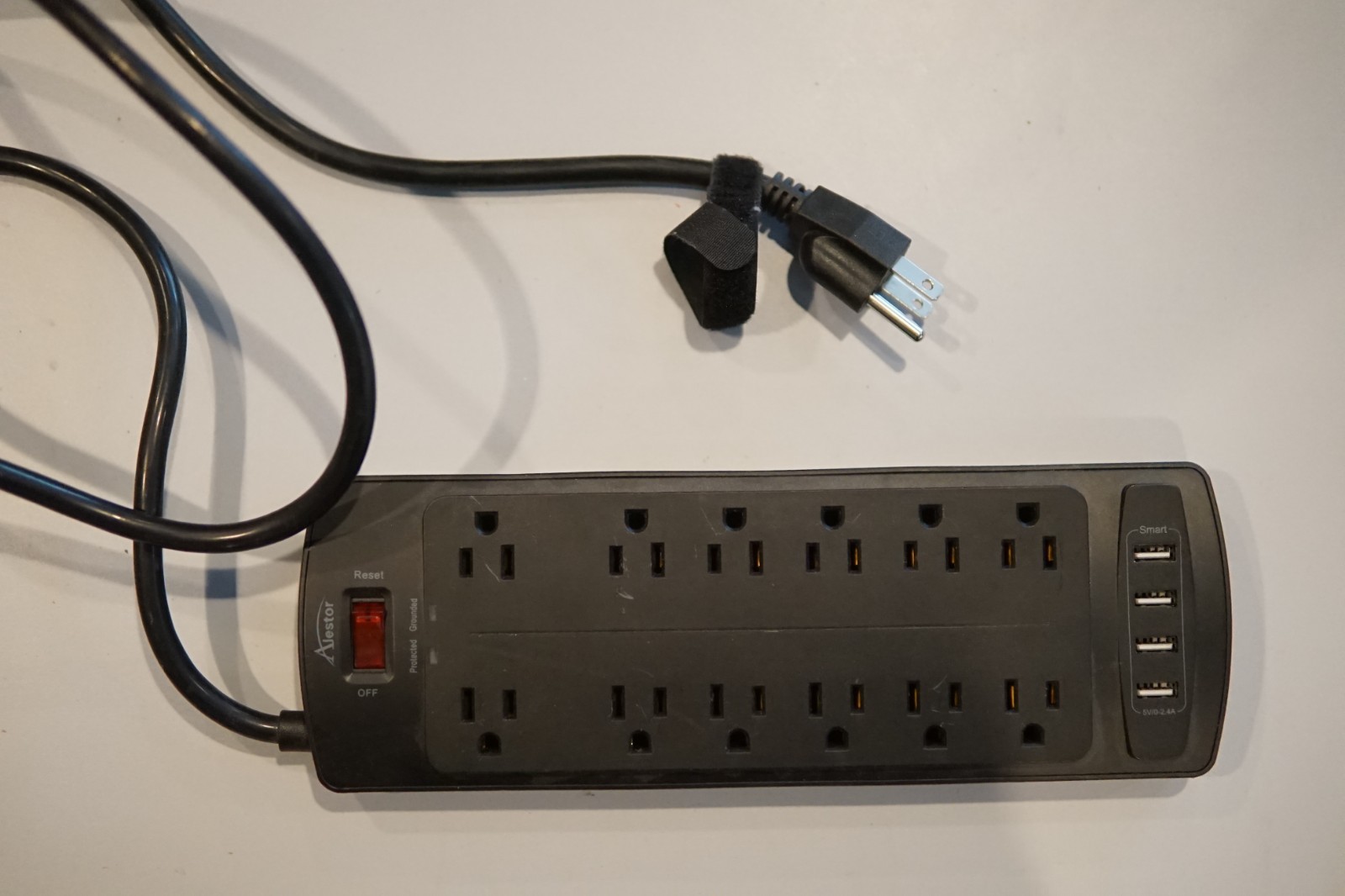 Power Strip ALESTOR Surge Protector with 12 Outlets and 4 USB Ports 6 Feet Cord