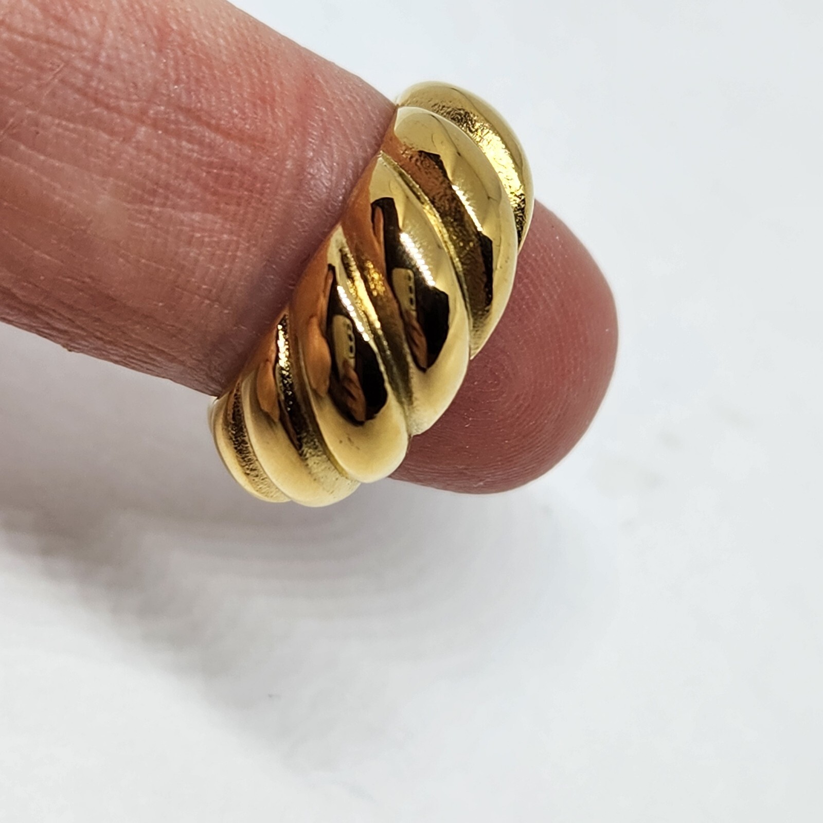 Fashion Ring Gold Tone Twist Shell Size 6.25