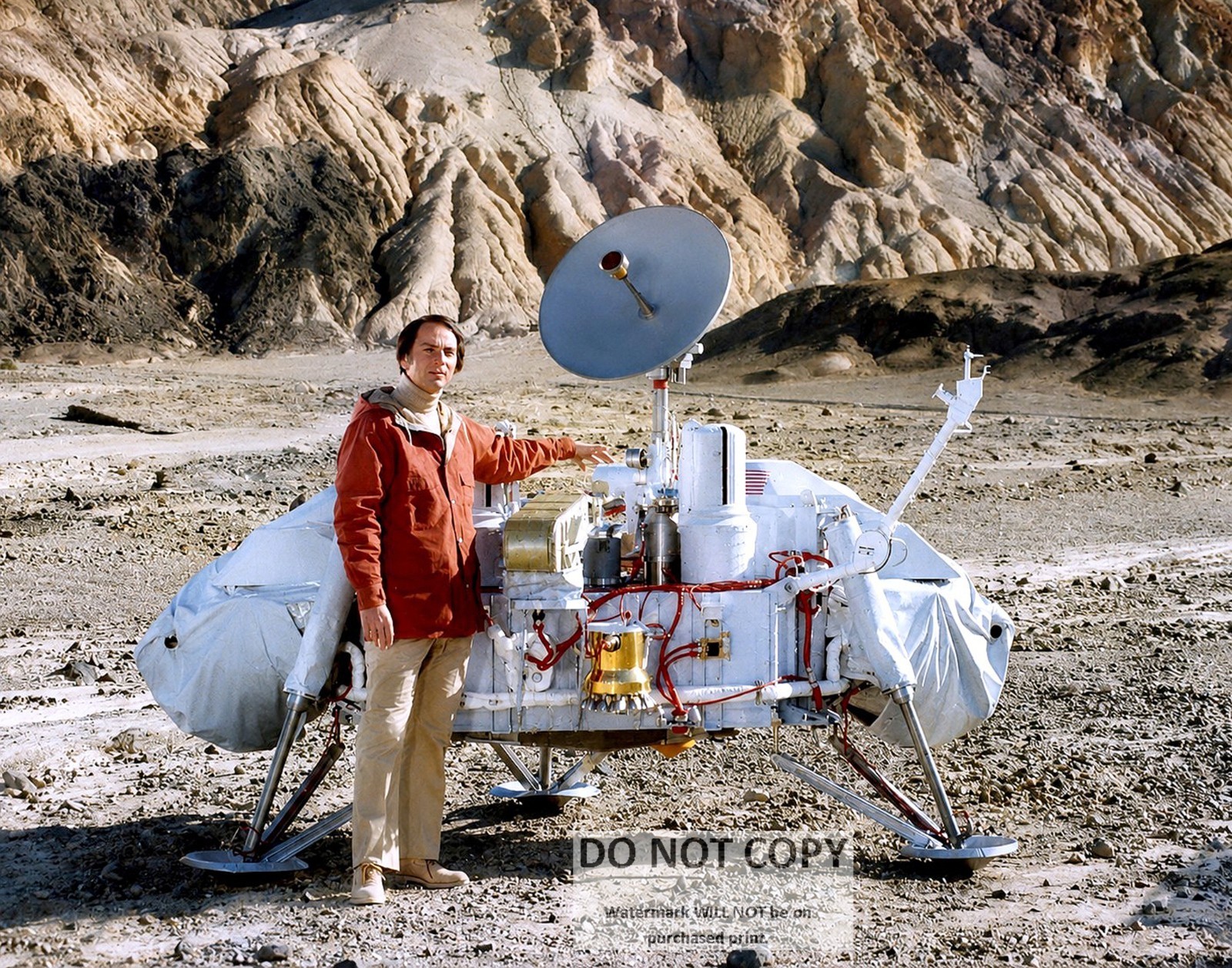 11X14 NASA PHOTO - DR. CARL SAGAN POSES WITH VIKING LANDER MODEL (AA-190)