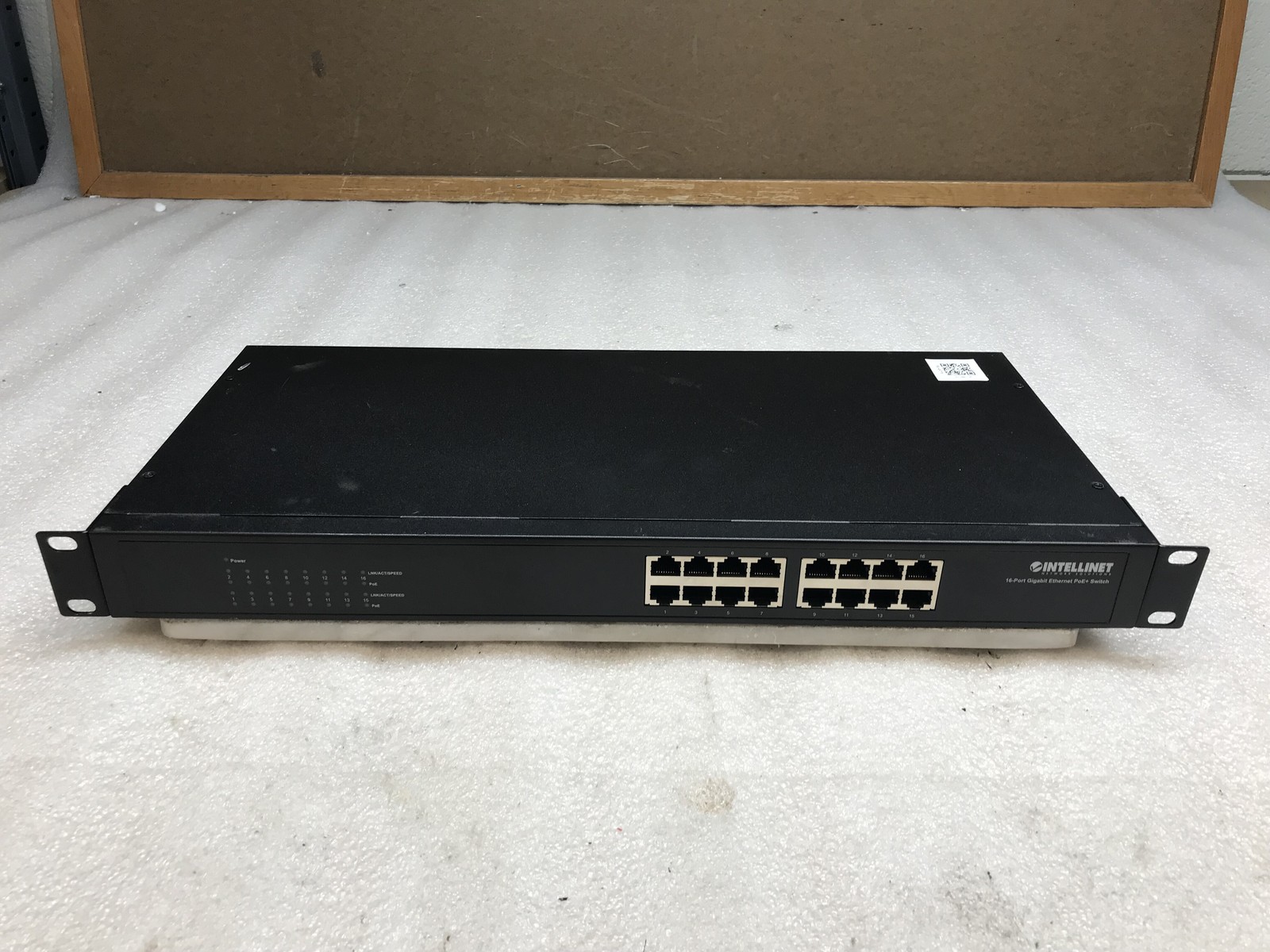 Intellinet 560993 16-Port Gigabit Ethernet PoE+ Switch with Power Cables