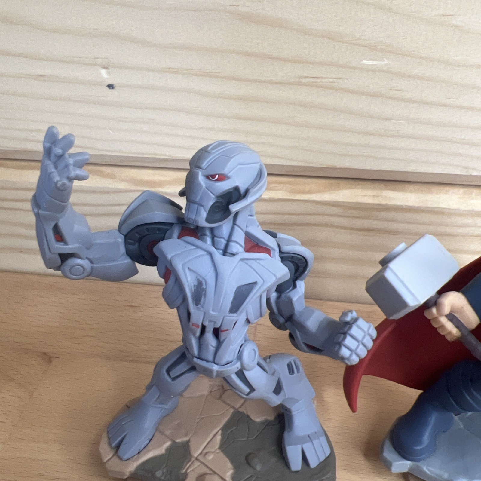 Disney Infinity Ultron Marvel 3.0 # INF-1000226 Thor Marvel 2.0 # INF-1000103