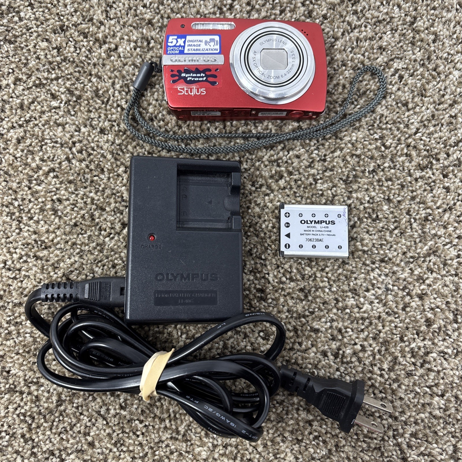 Olympus Stylus 820 8MP Digital Camera Red - W/ Battery Charger  TESTED