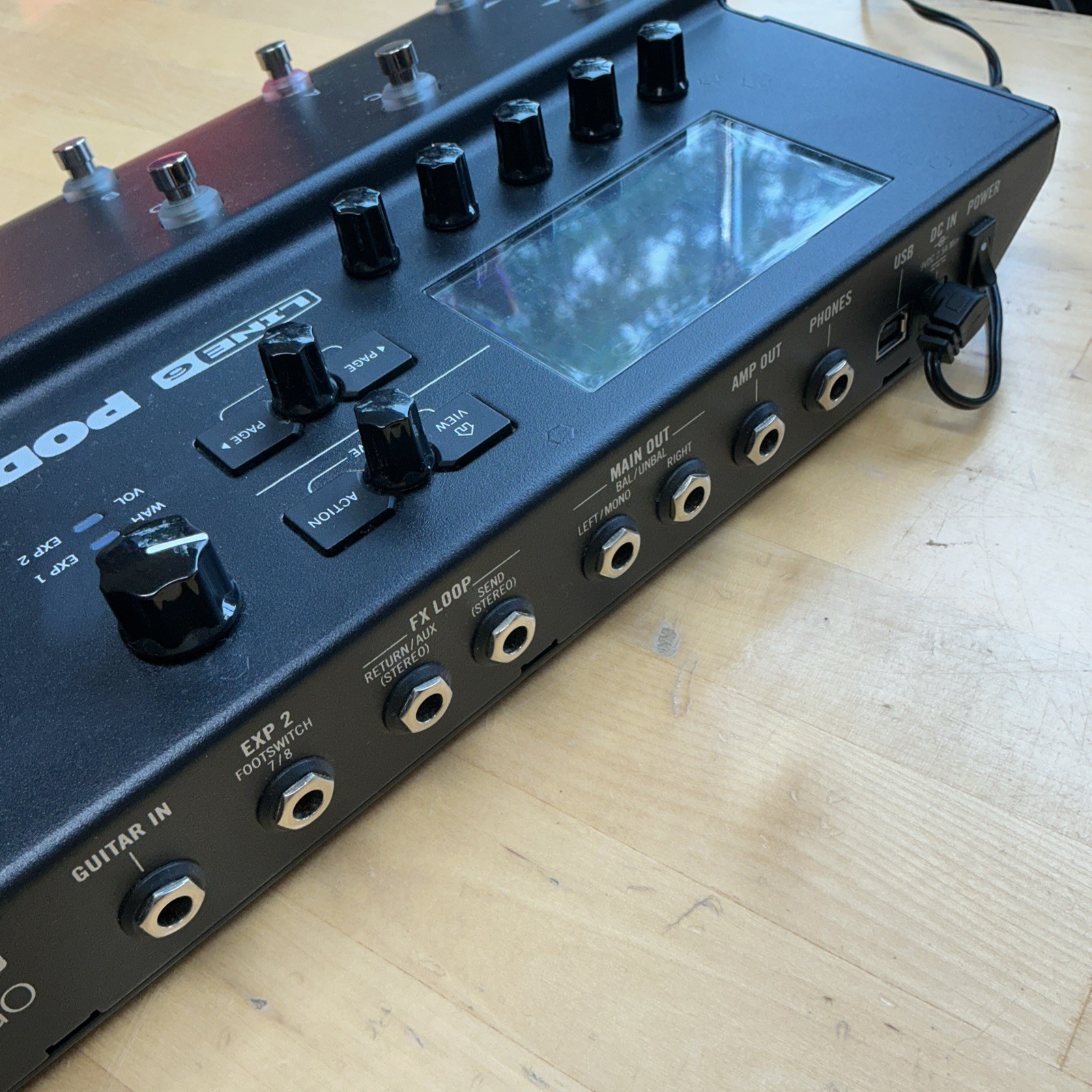 Line 6 POD Go Guitar Multi Effects Processor Amp Sim Modeler + Line 6 Road Case