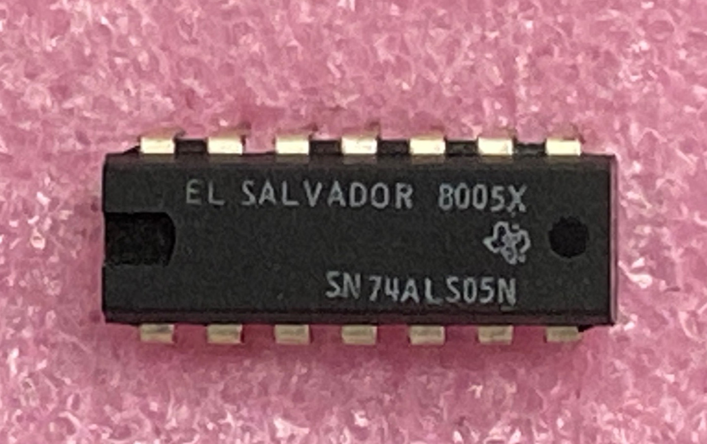 Texas Instruments SN74LS05N 6-hex inverters w/open drain outs Integrated Circuit