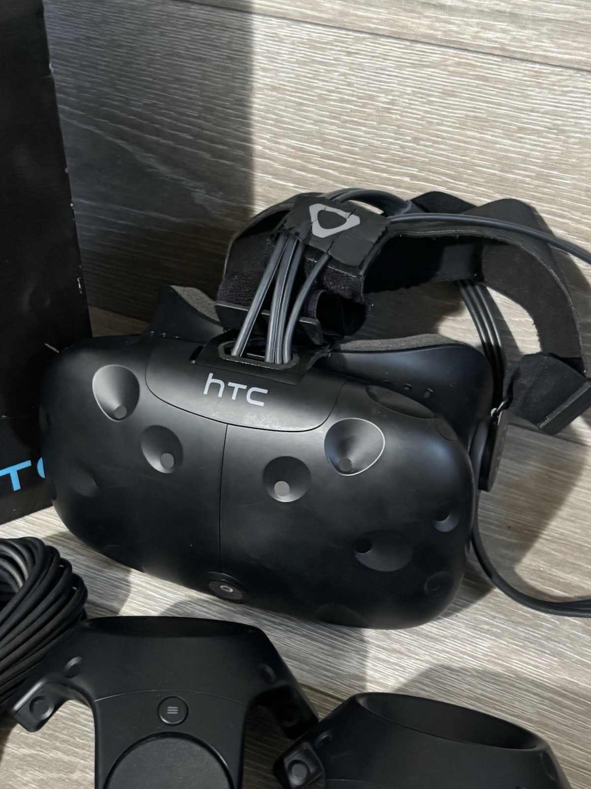 HTC Vive VR Full Headset Kit System Virtual Reality TURNS ON BUT UNTESTED AS-IS