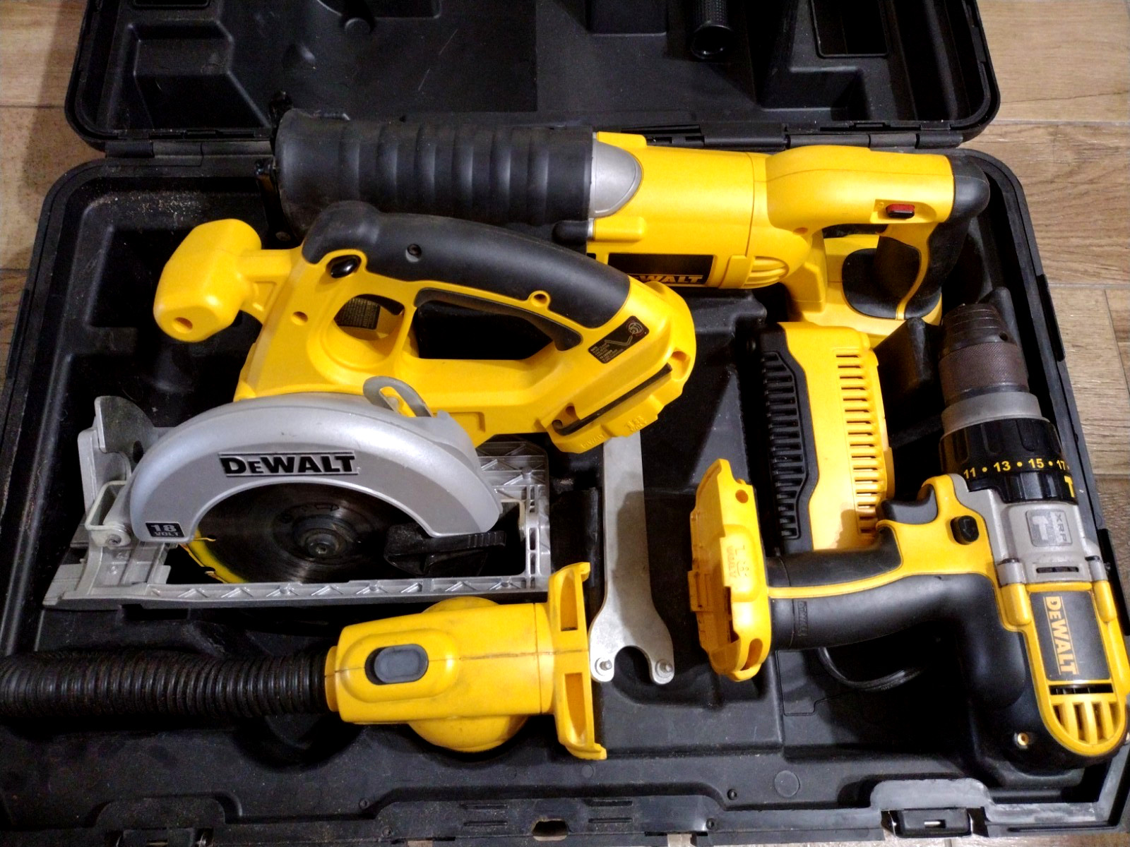 DeWalt 18V Cordless 4-Piece Power Tool Kit Saws Drill Light Battery/Charger Case