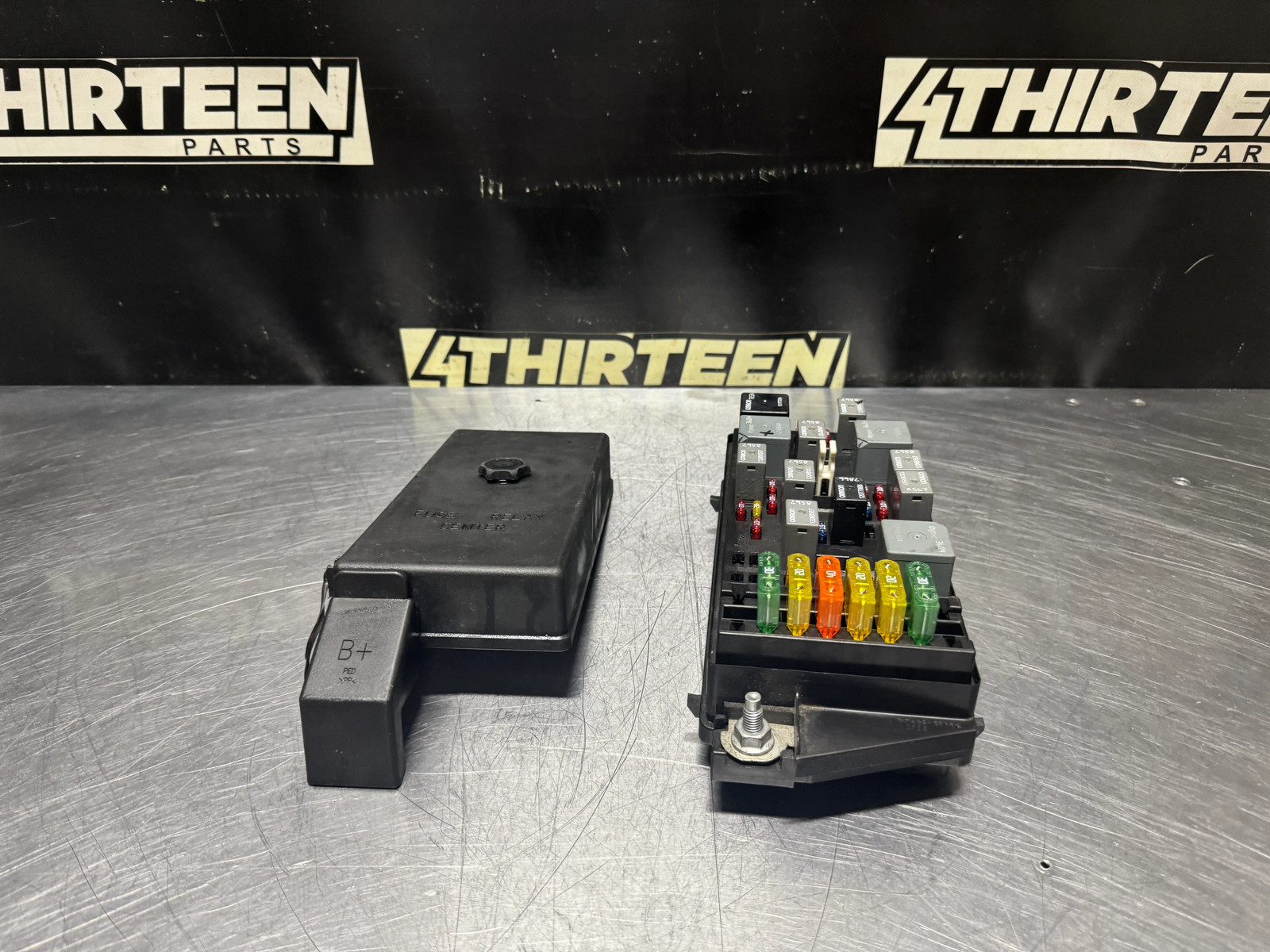 2000-2002 CORVETTE C5 UNDER HOOD ENGINE BAY FUSE BOX OEM 10443149 #N457