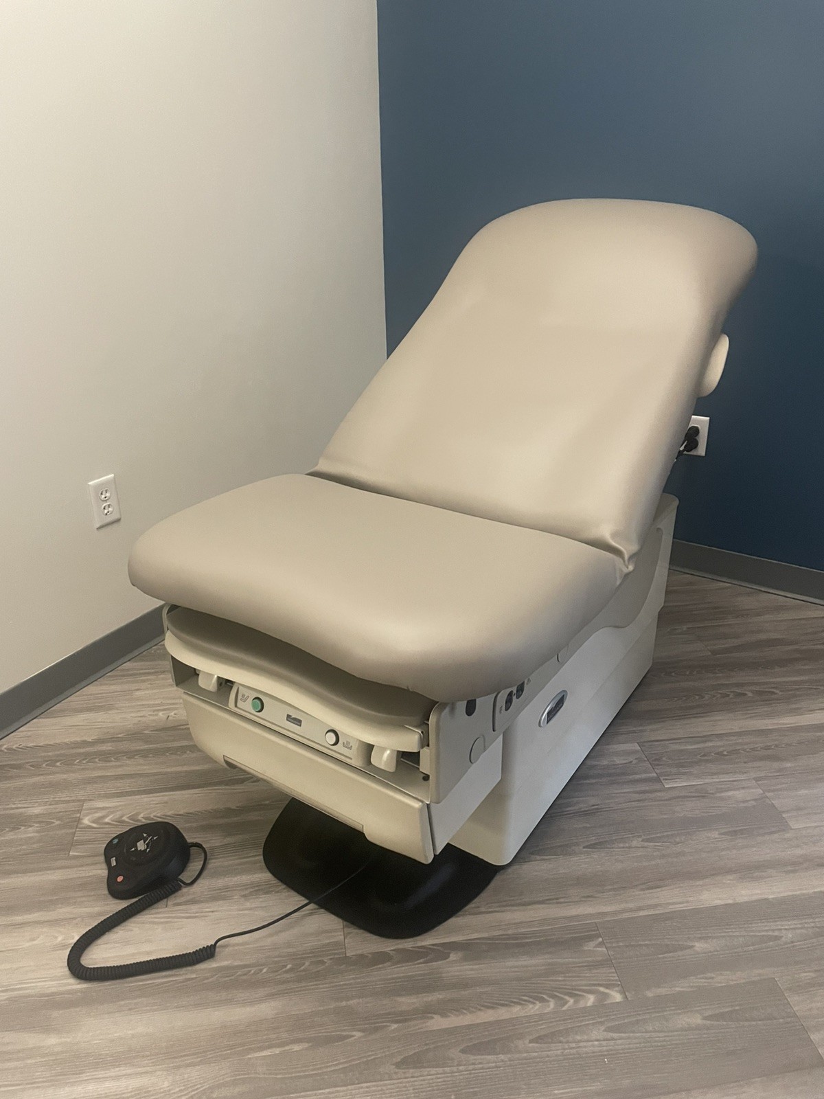 Pre-Owned Midmark 623 Power Hi-Low Exam Table Foot Control New Upholstery