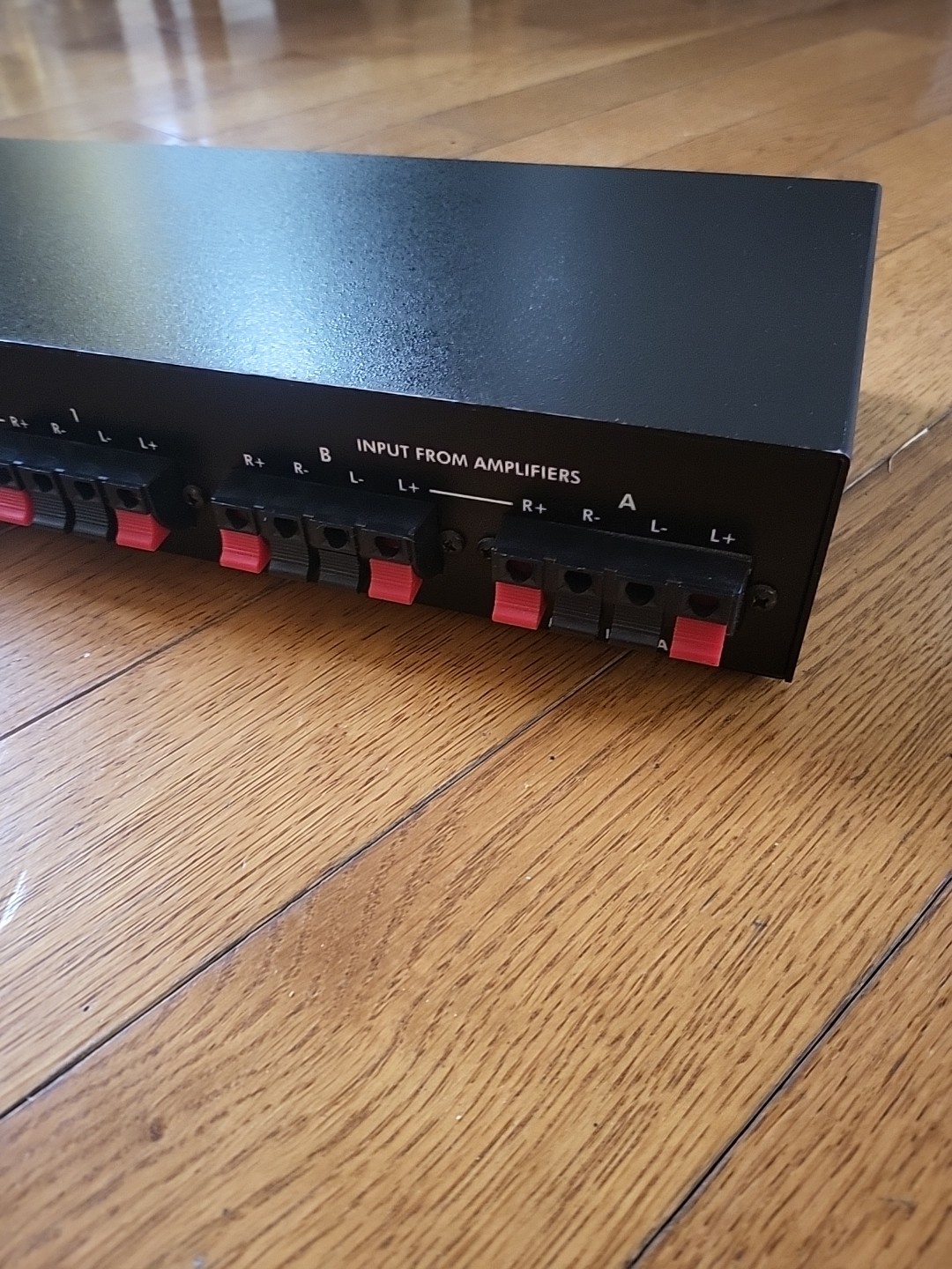 Omnimatic 2 Channel Speaker Selector Switch Splitter 8 Total Speaker Hookup