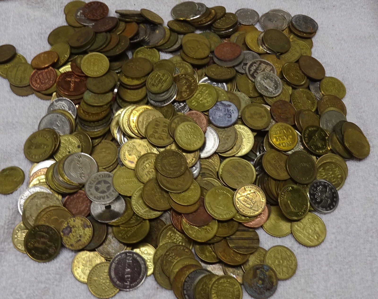** VINTAGE - LOT of 300 - 500 TOKENS - 5 pounds - ARCADE car wash Foods ++++++