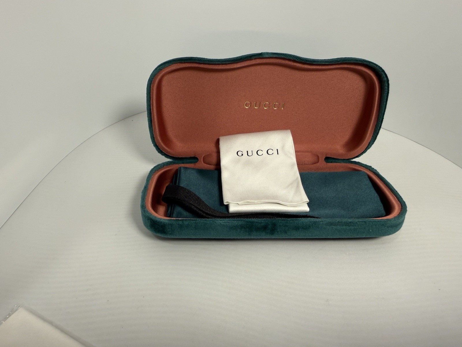 Gucci, GREEN, Medium, Velvet Clamshell case