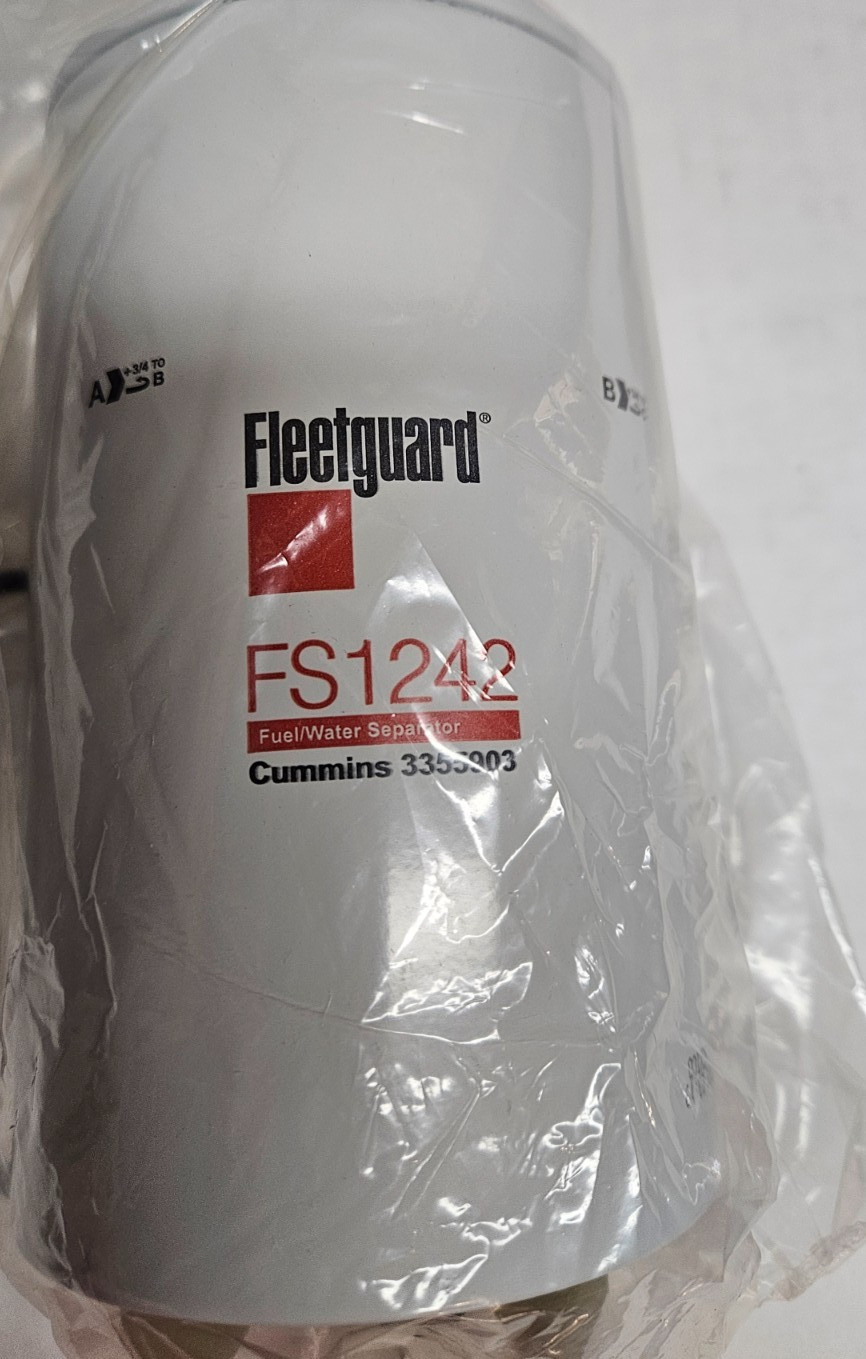 NEW FS1242 Genuine Fleetguard Fuel Filter Water Separator  FREE DOESTIC SHIPPING