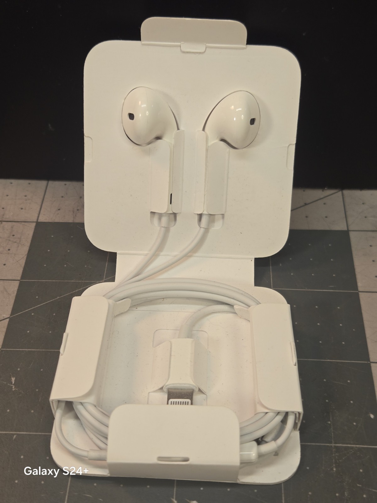 iPhone Wired Earbuds White Lightning Plug In