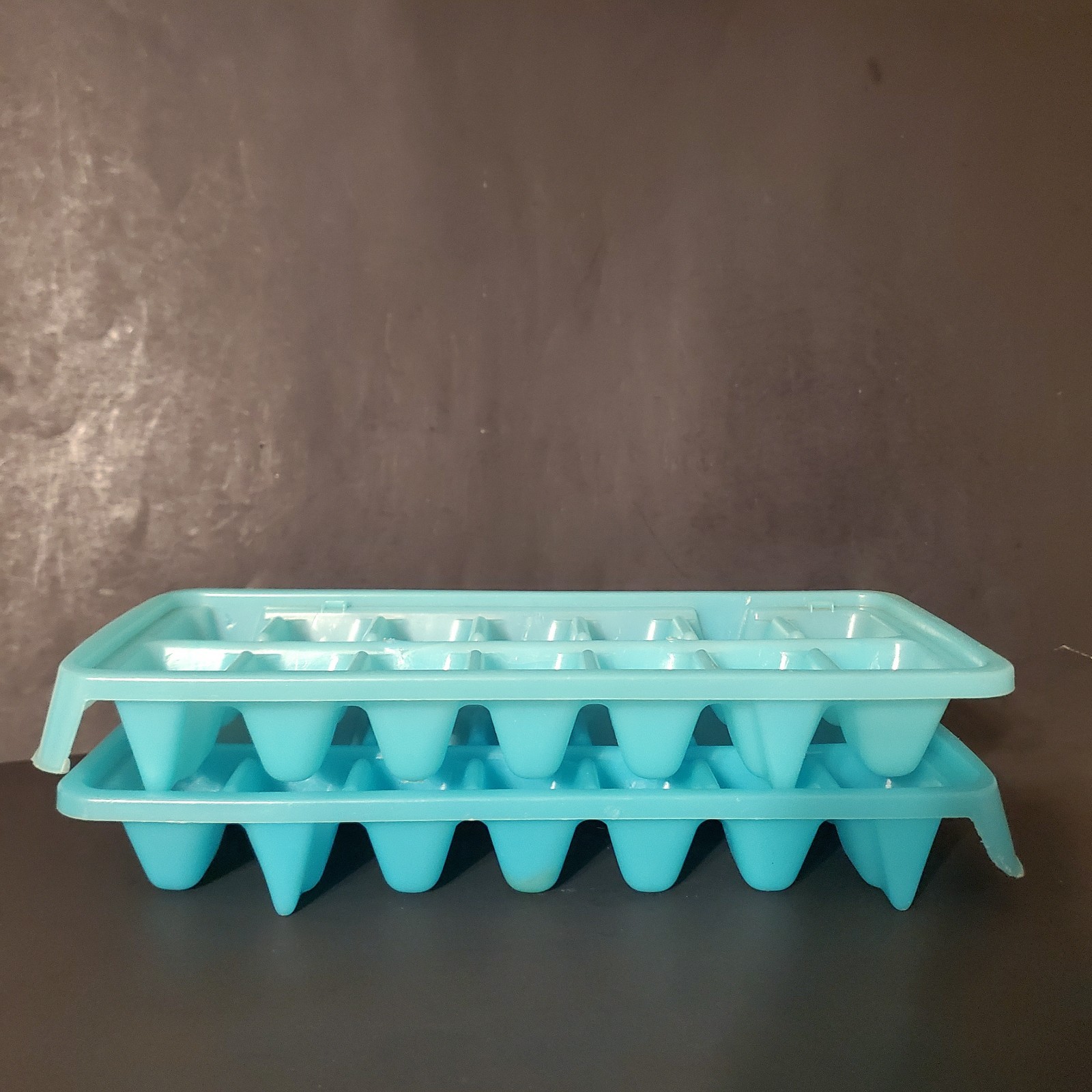 2 VTG Plastic 14ct Ice Cube Freezer Trays Stacking Teal Twistout Retro Popsicles