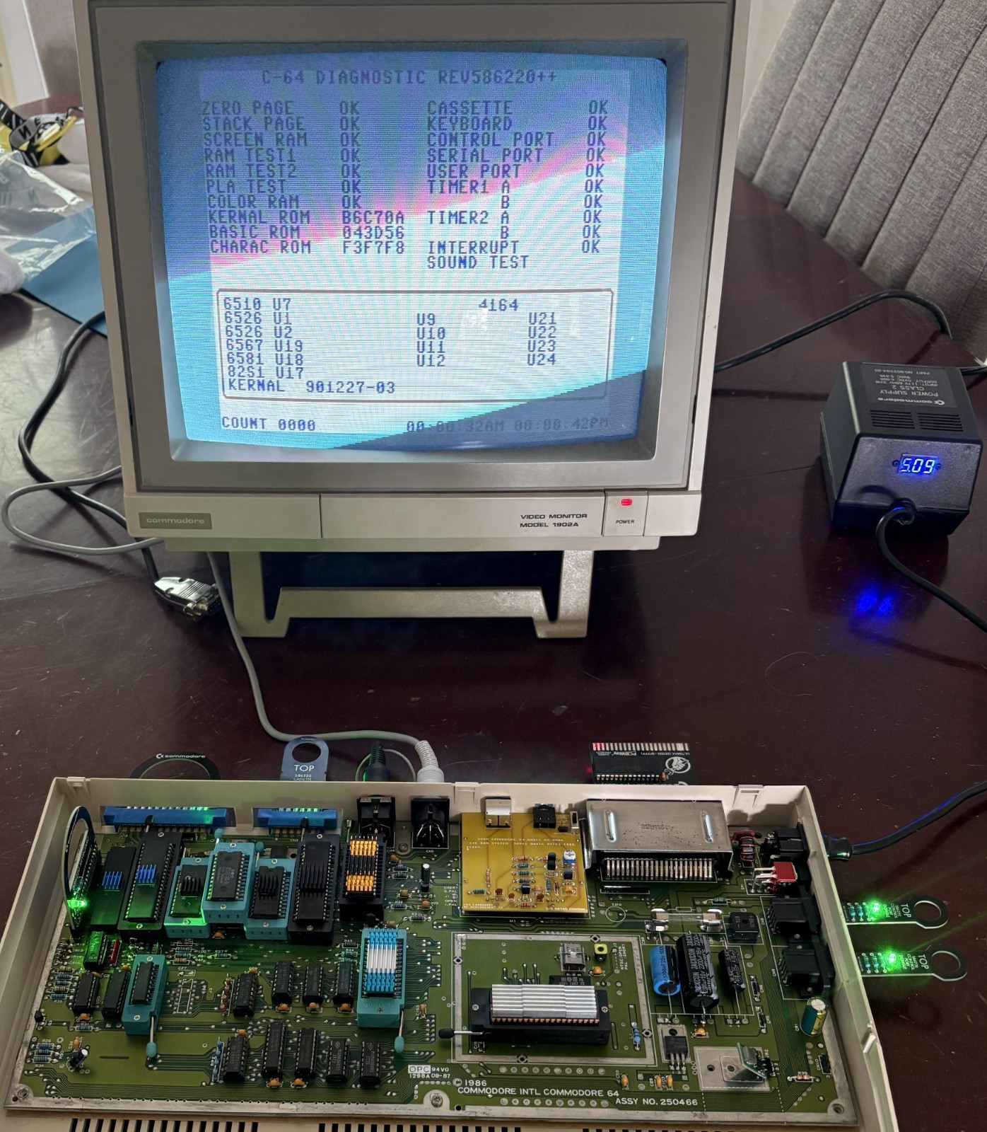 COMMODORE 64C COMPUTER 250466 HEATSINKS TESTED AND WORKING ZIF64
