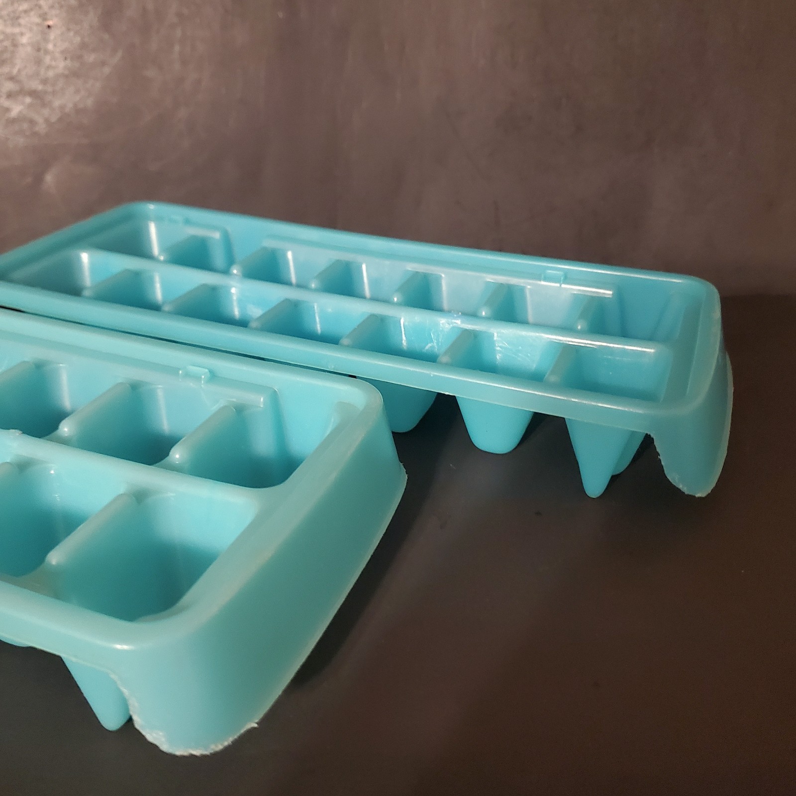 2 VTG Plastic 14ct Ice Cube Freezer Trays Stacking Teal Twistout Retro Popsicles