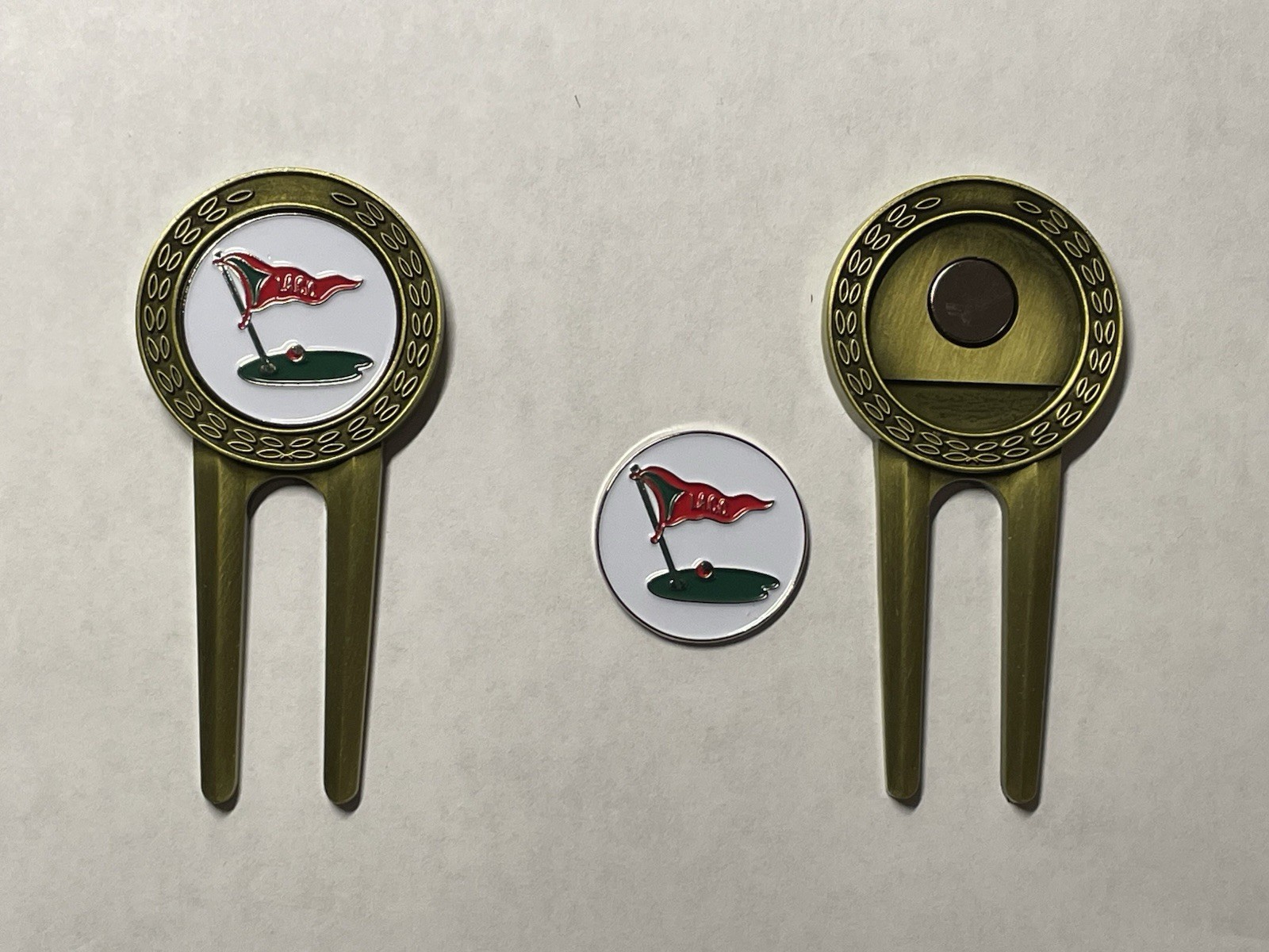 (1) L.A.C.C. Los Angeles Country Club Divot Tool & 1" Coin Style Golf Marker