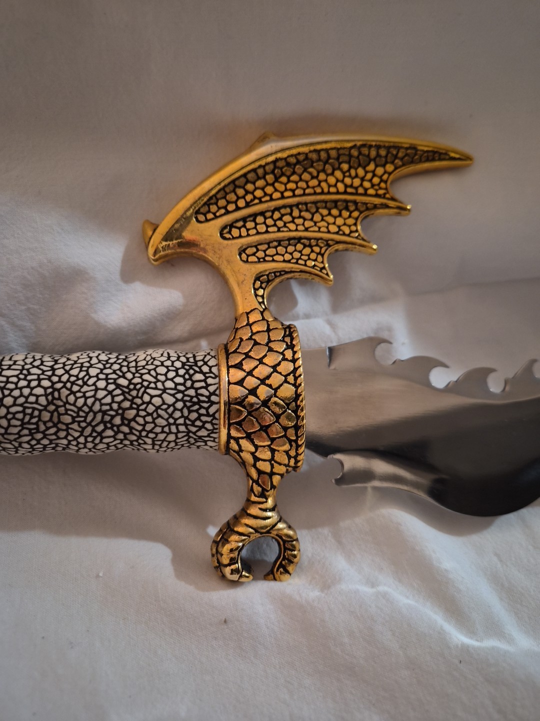 Flying Dragon Serrated Rippled Fantasy Dagger 21"