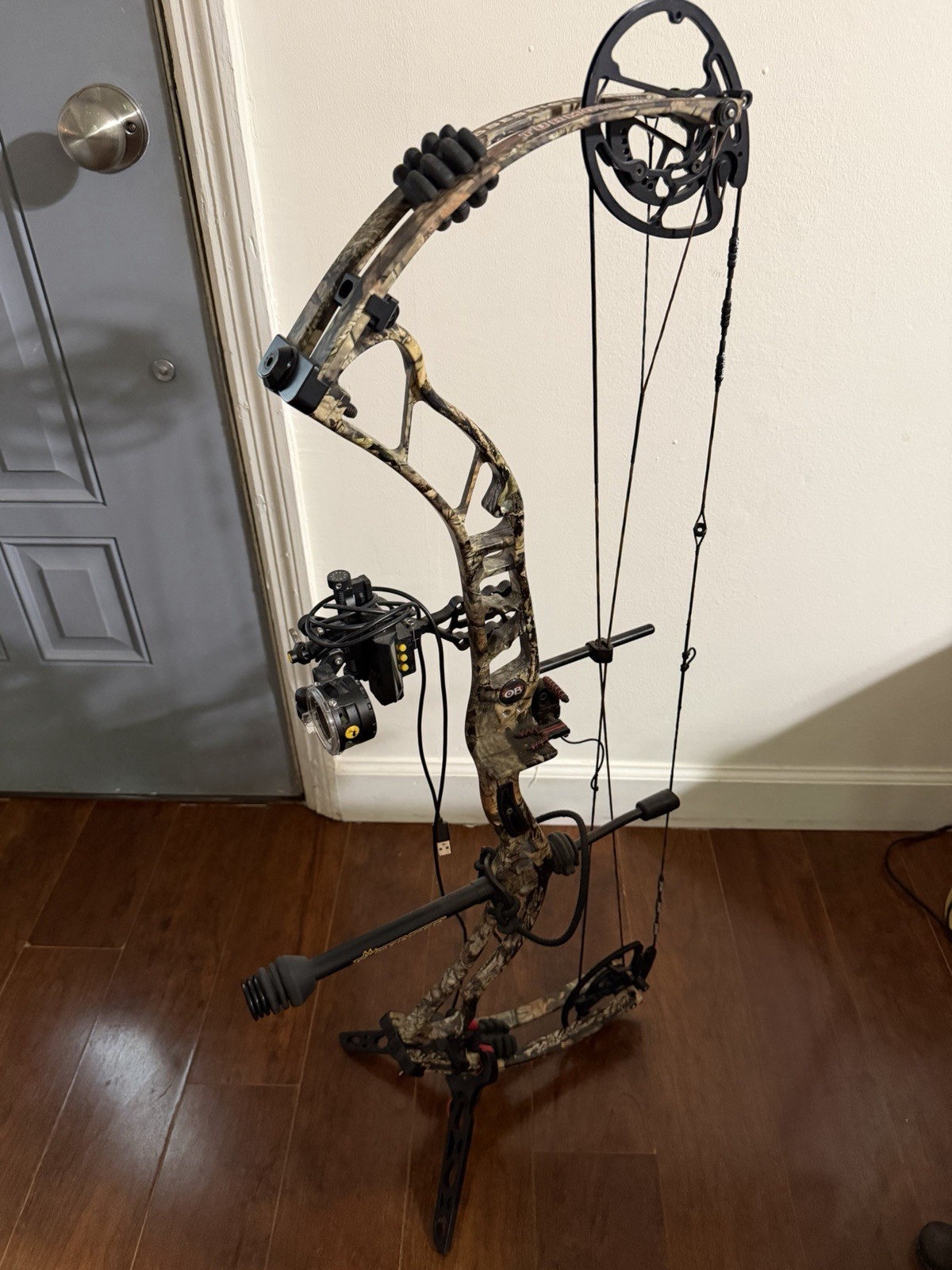 Obsession Bows Turmoil RZ Camo Compound Bow RH 60lb 28in Draw w/ Rest