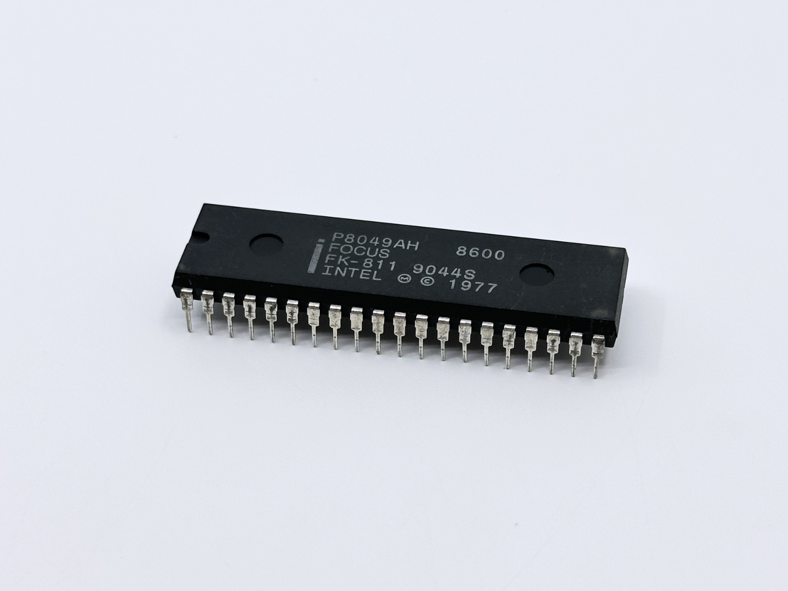 P8049AH Intel 8-Bit Microcontroller 2K x 8 ROM 128 x 8 RAM 27 IO 11MHz DIP-40