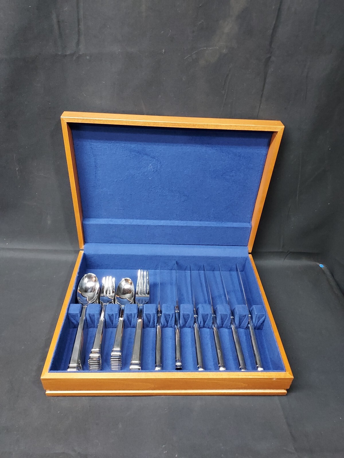 UNUSED Mid Century Design 38 Piece Retroneu 18/10 Stainless Korea Flatware Set