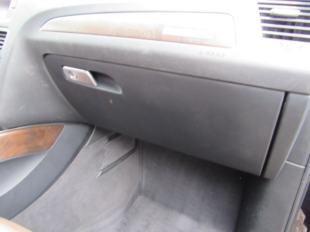 Q5        2015 Glove Box 1104746