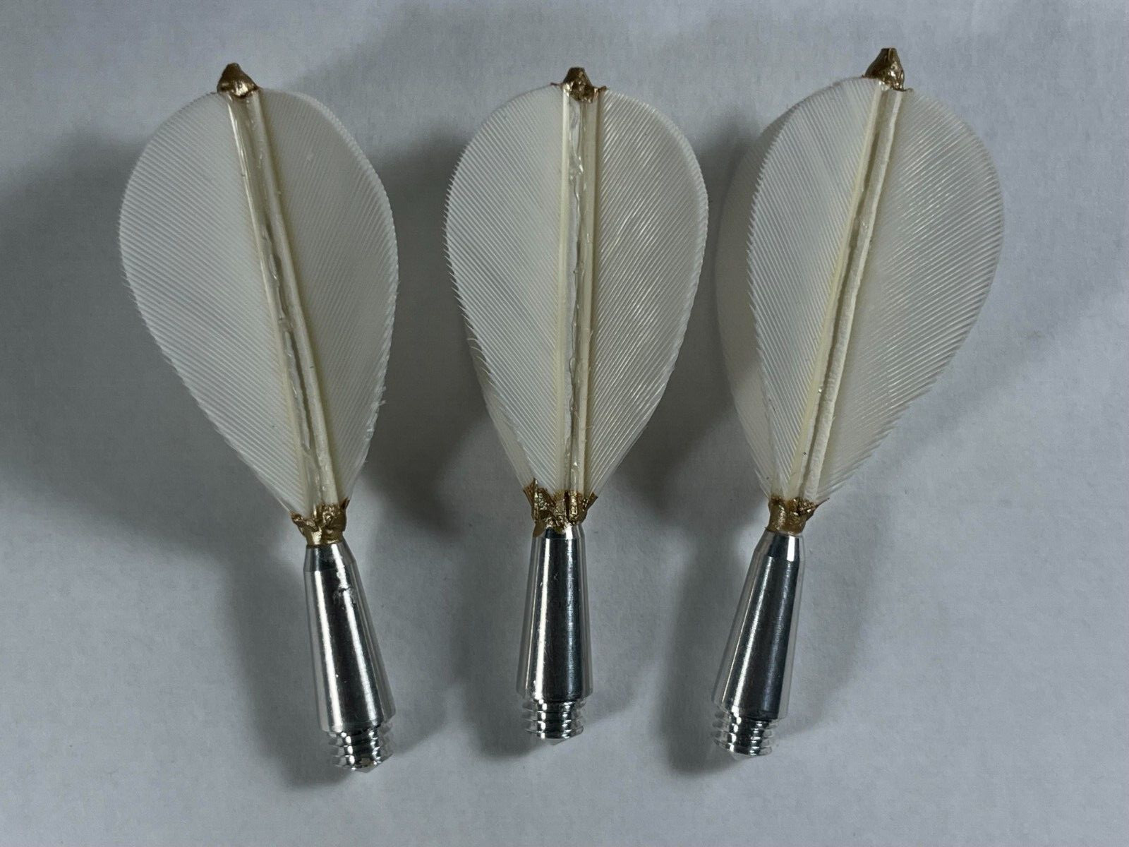 SHORT WHITE REAL HAND MADE TURKEY FEATHER FLIGHTS 1/4 THREAD FOR VINTAGE DARTS