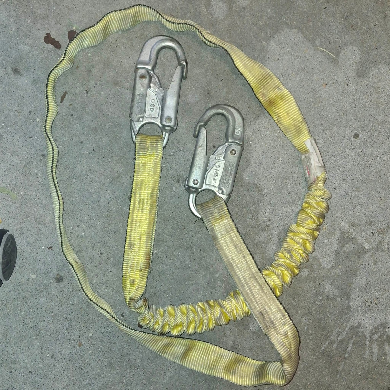Miller Honeywell 2AF86 Shock Absorbing Lanyard 216WLS/6FTYL Preowned used