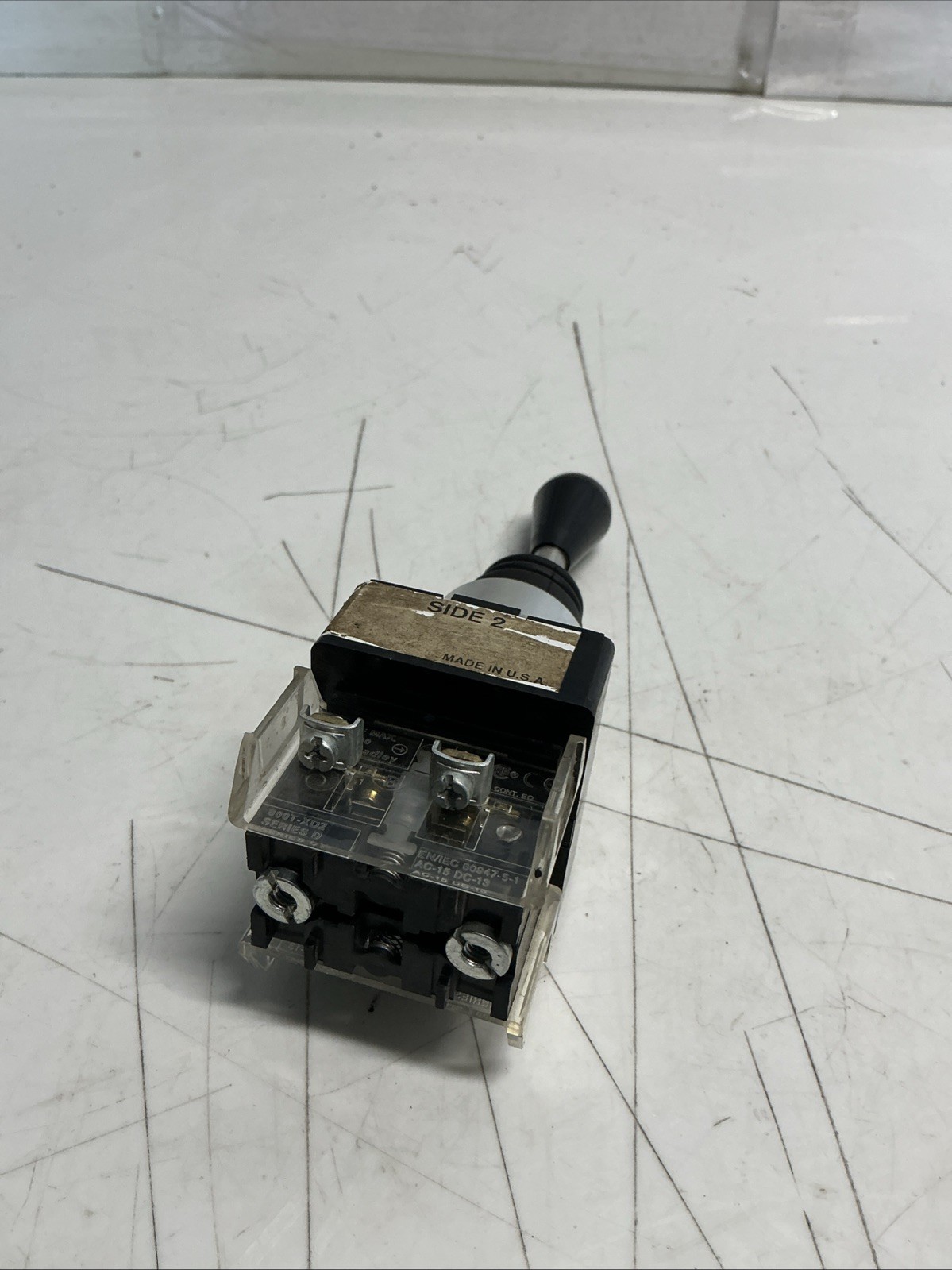 Allen Bradley 800T-T2H3 Ser. T Toggle Switch AA-207