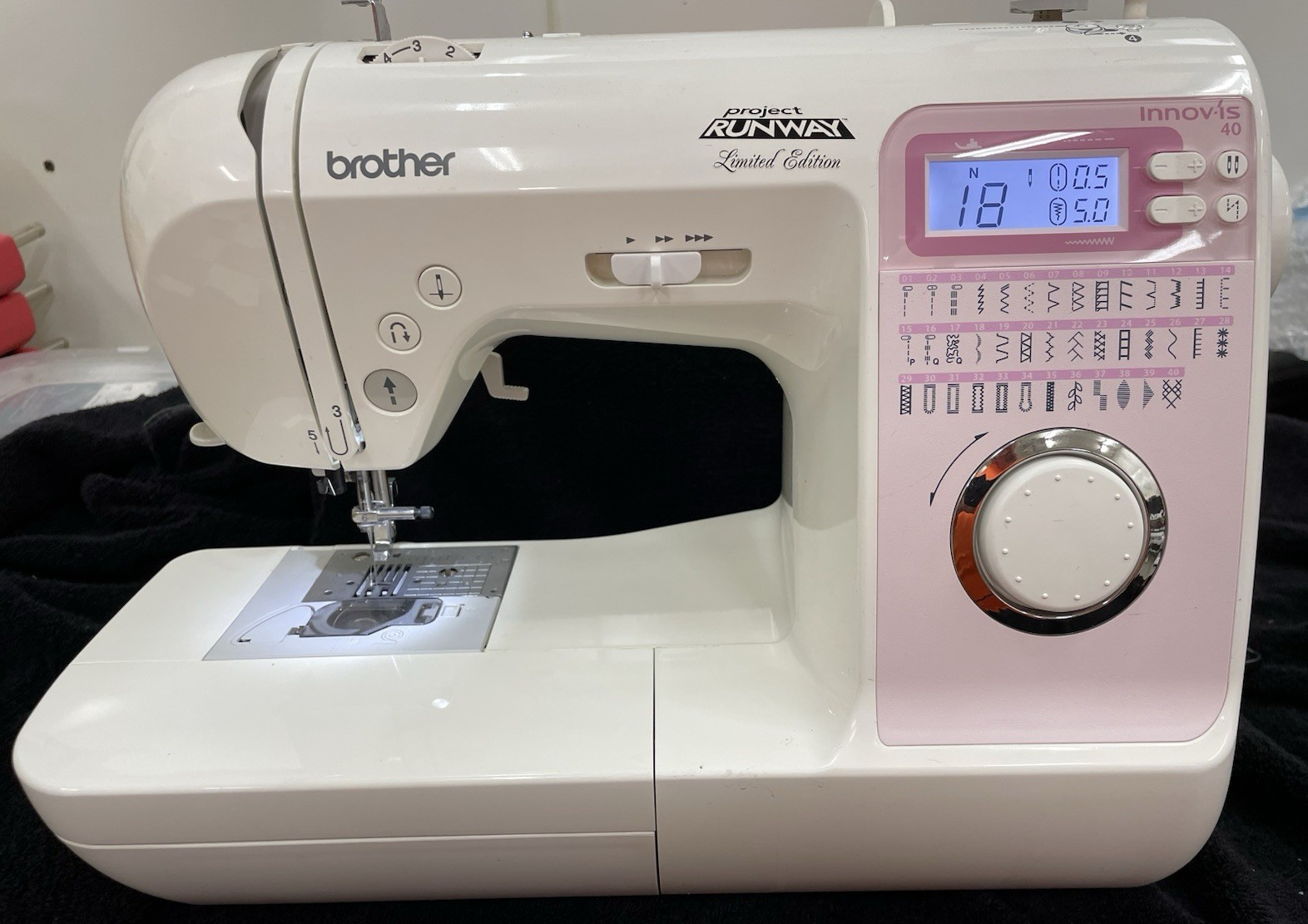 Brother Innov-is 40 Project Runway NS40 Sewing Machine Limited Edition - No Cord