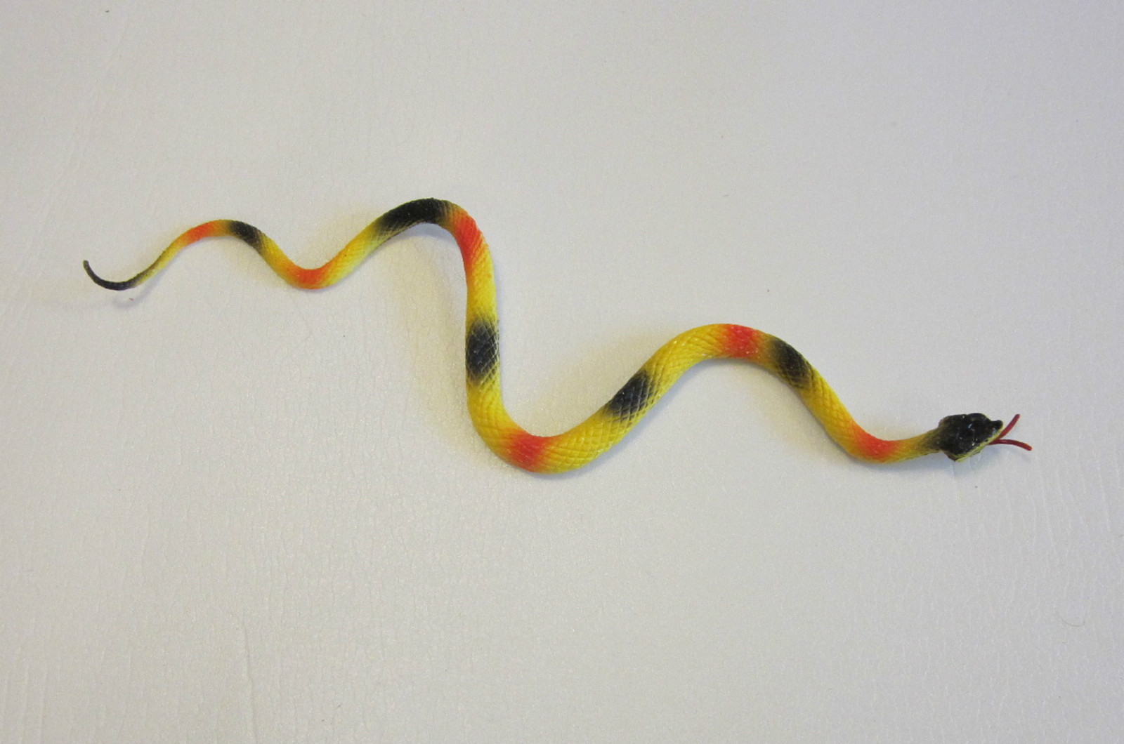 20 RAIN FOREST RUBBER SNAKES 14" TOY REPTILE FAKE PRETEND JUNGLE SNAKE GAG GIFT