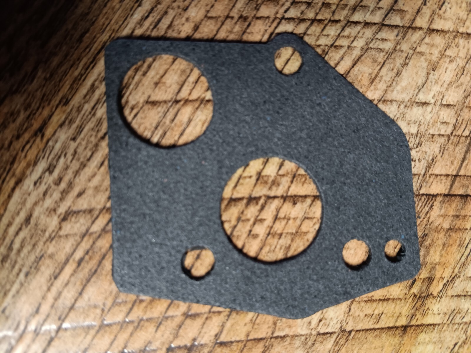 QUANITY 1, PART NO. 272409S BRIGGS CARB TO TANK MOUNTING GASKET 3-5 HP FLATHEAD