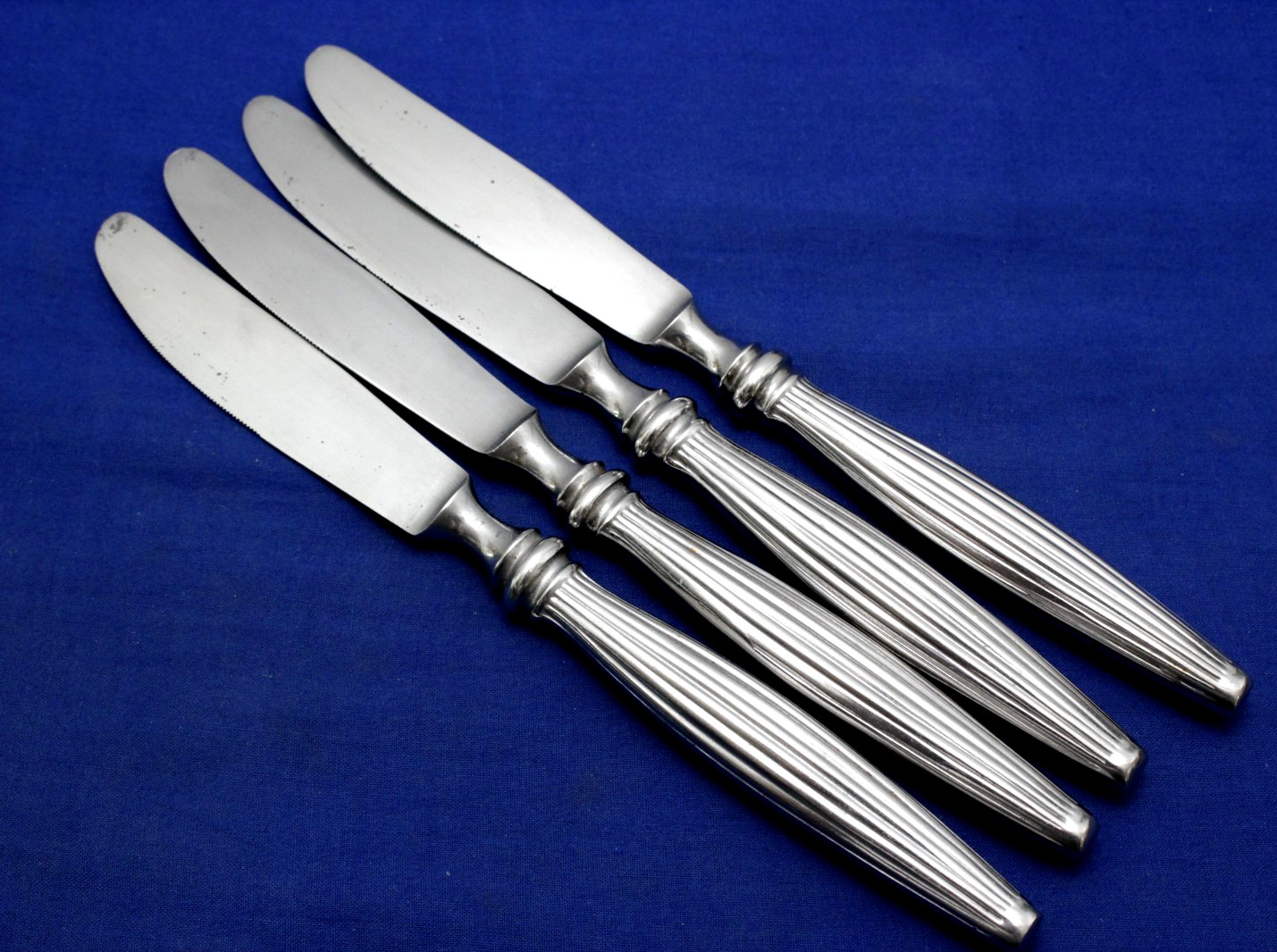4 AMERE  RIBBED HOLLOW HANDLED DINNER KNIVES Japan Stainless Flatware