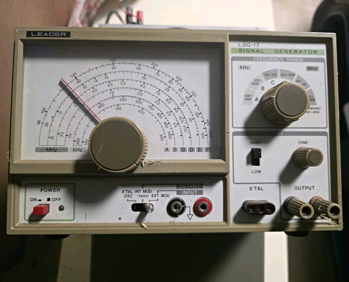 Leader LSG-17 RF Signal Generator 100-450 MHz Frequency Range w/ X'TAL