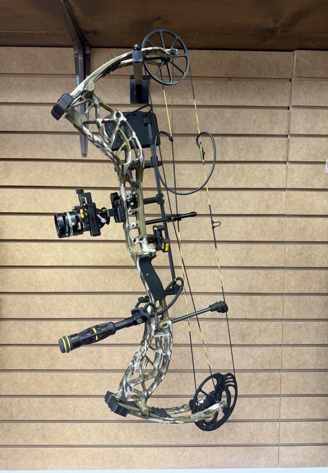 Bear Adapt 2+ RTH Package Compound Bow Bottomlands Camo RIGHT HAND