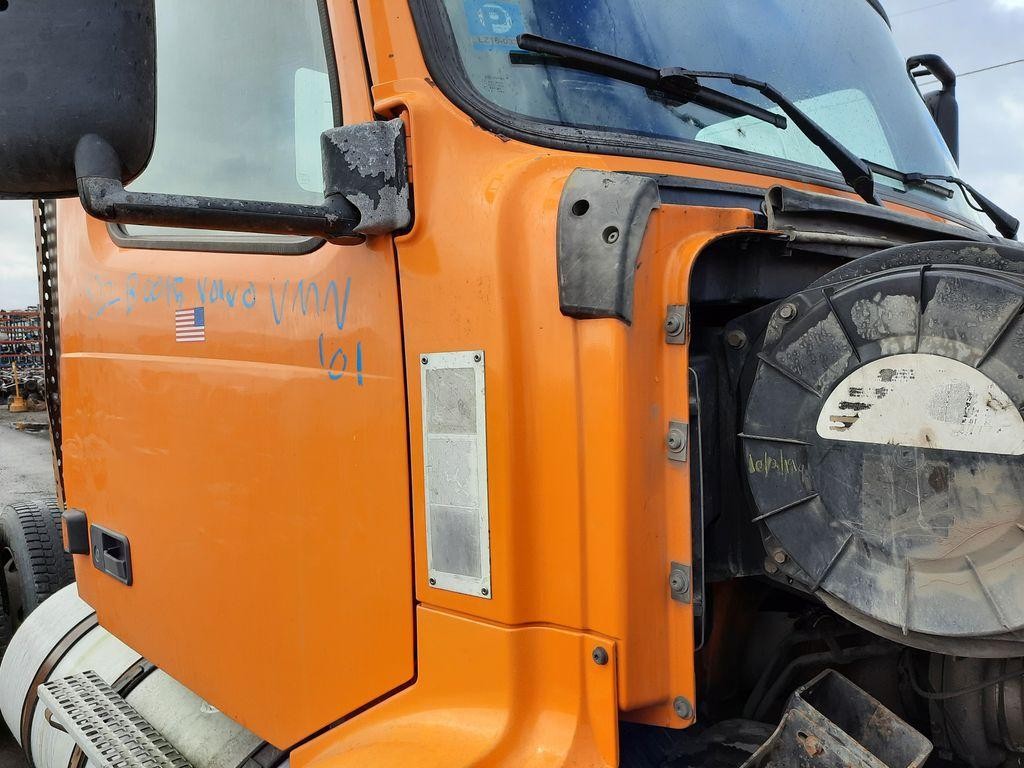 For 2001 VOLVO VNM COWL Right ,  WA