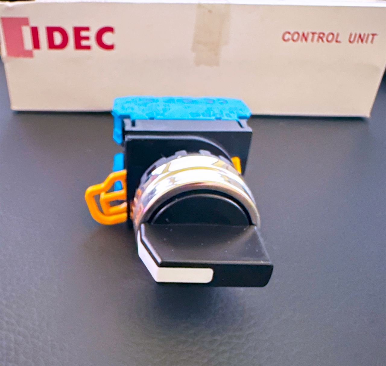 YW4S-32E20 IDEC Rotary Switch 3 Position 2NO AC/DC Spring Return From Left