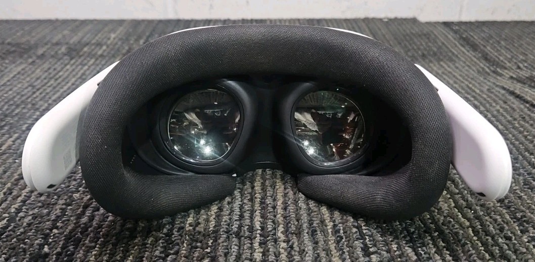 Meta Quest 3 S3A Virtual Reality Headset + 2 Controllers - READ