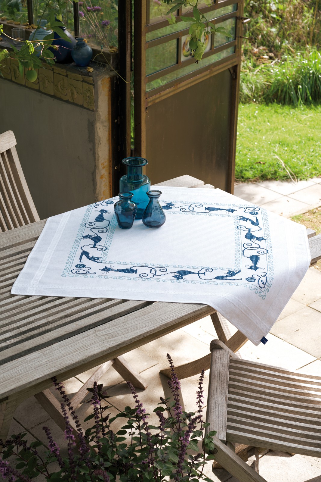Vervaco Embroidery Kit: Tablecloth: Cheerful Cats