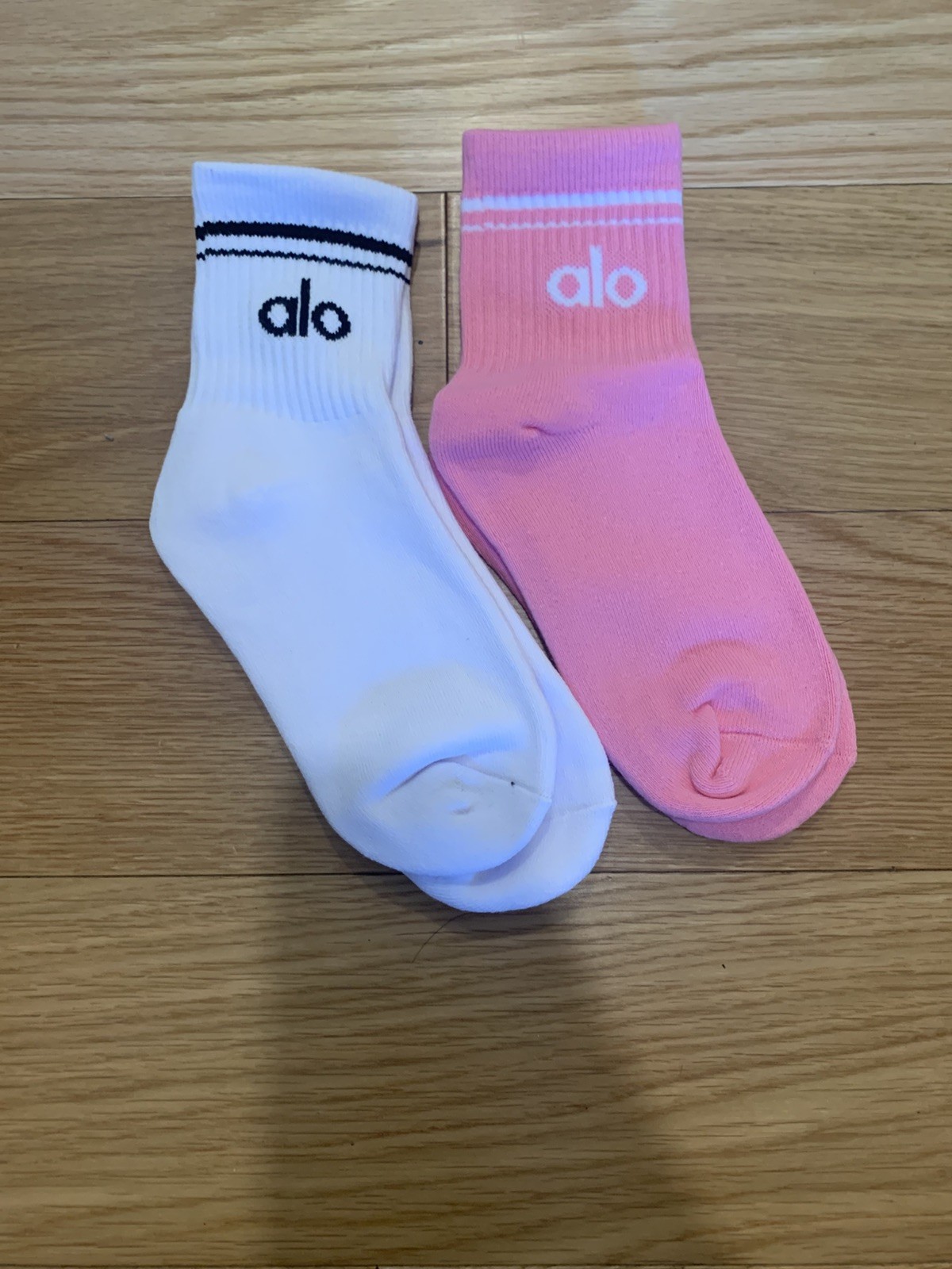 Alo Unisex Half-Crew Throwback Socks 2 Pack White and pink