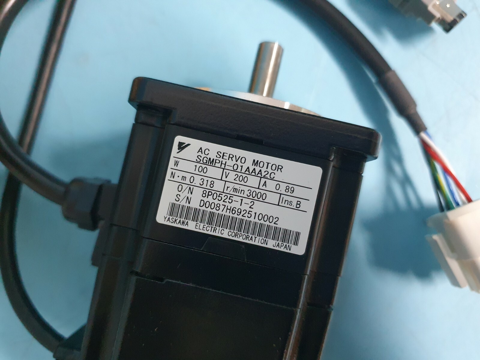 NEW YASKAWA SGMPH-01AAA2C AC SERVO MOTOR