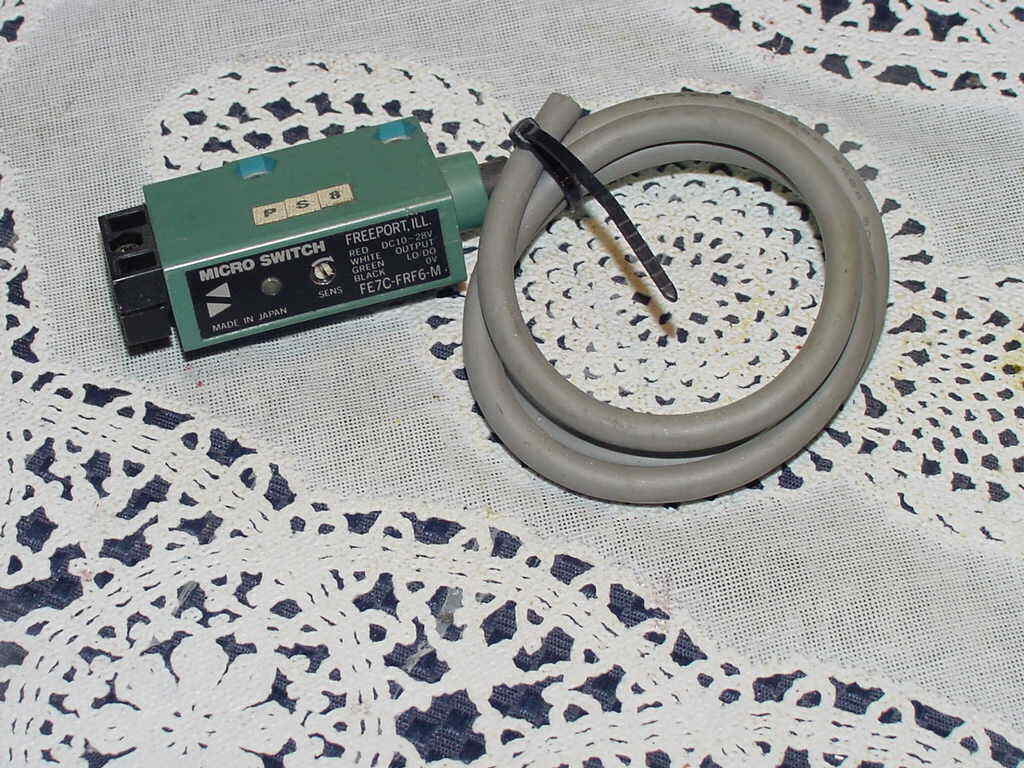 Micro Switch FE7C-FRF6-M, Micro Switch DC-10-28 Volt, Four (4) Wire USED