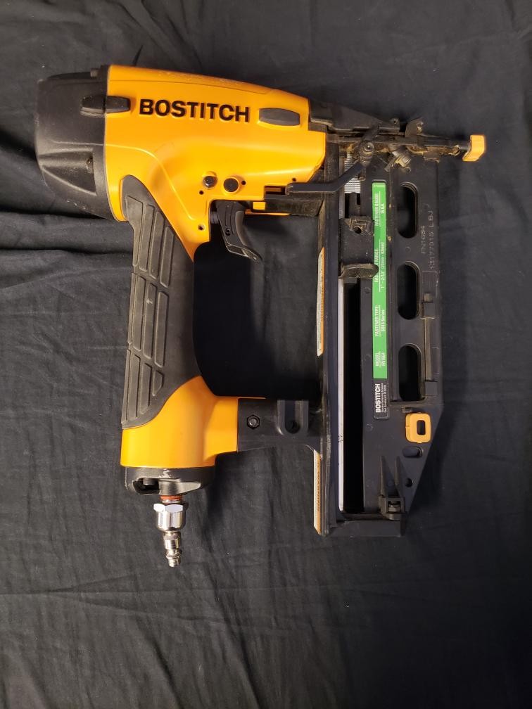 BOSTITCH FN1664 16GA FINISH NAILER IN HARD CASE (24591-2)