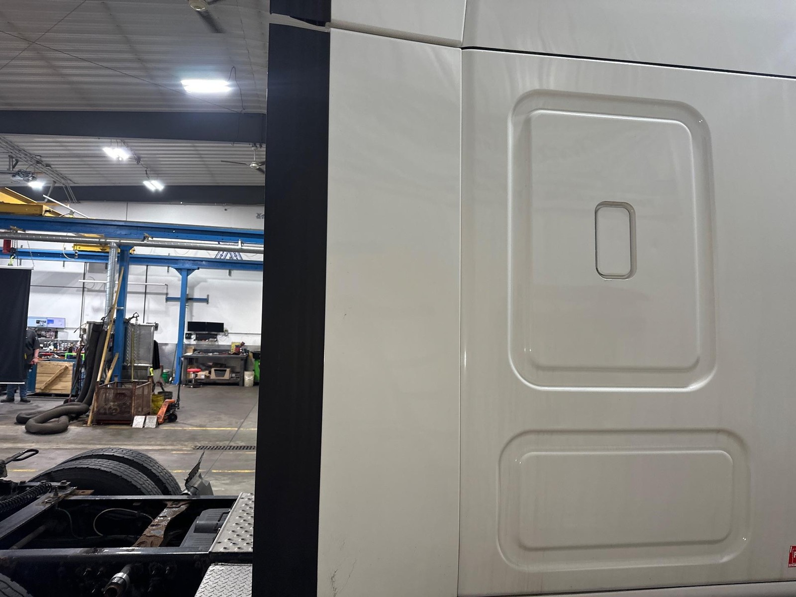 2012-2027 Freightliner CASCADIA WHITE Right LOWER Side Fairing/Cab Extender Used
