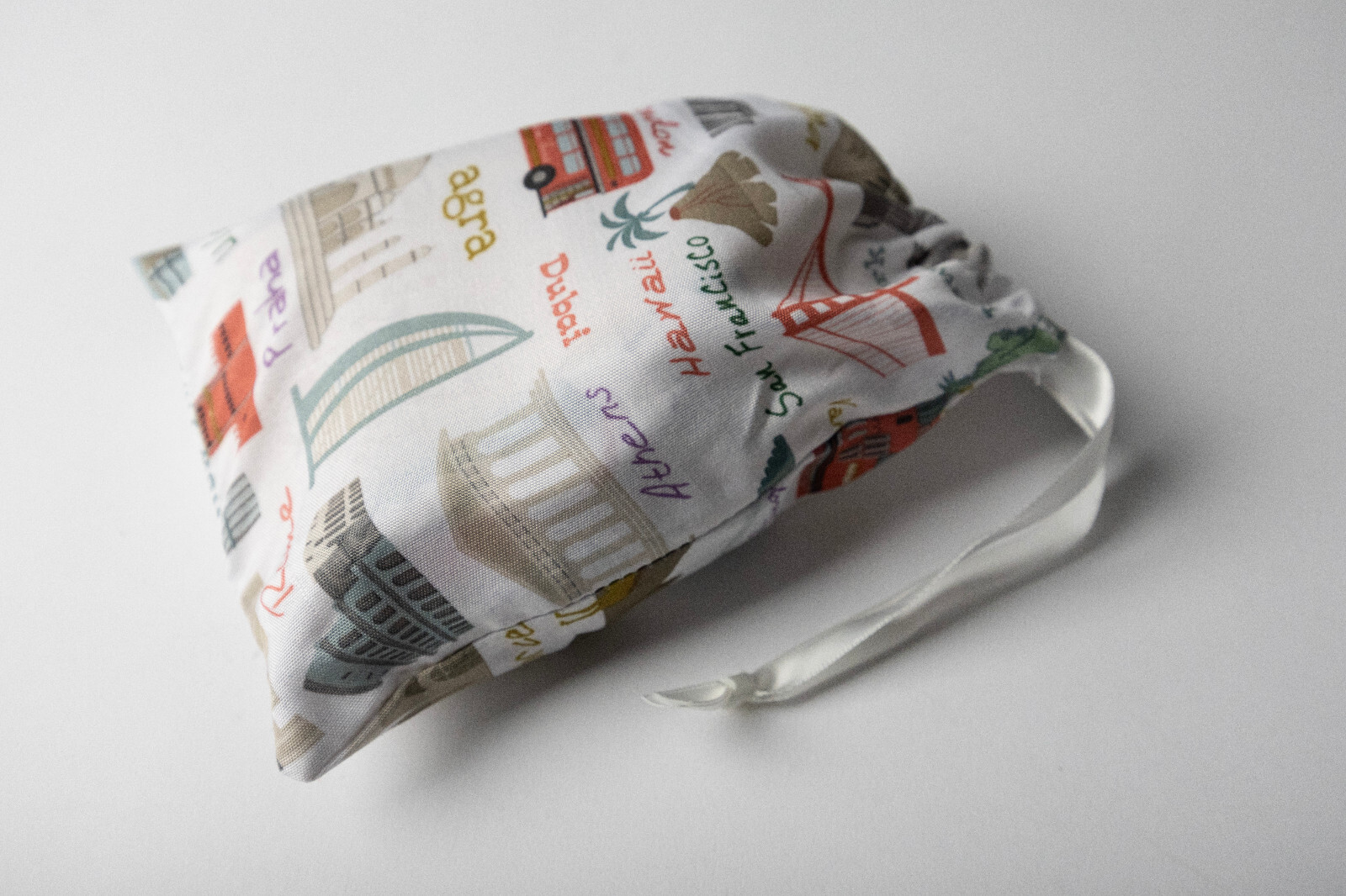 Buildings & Atttractions of the World Cloth Folding Slippers in Carry Bag Size M