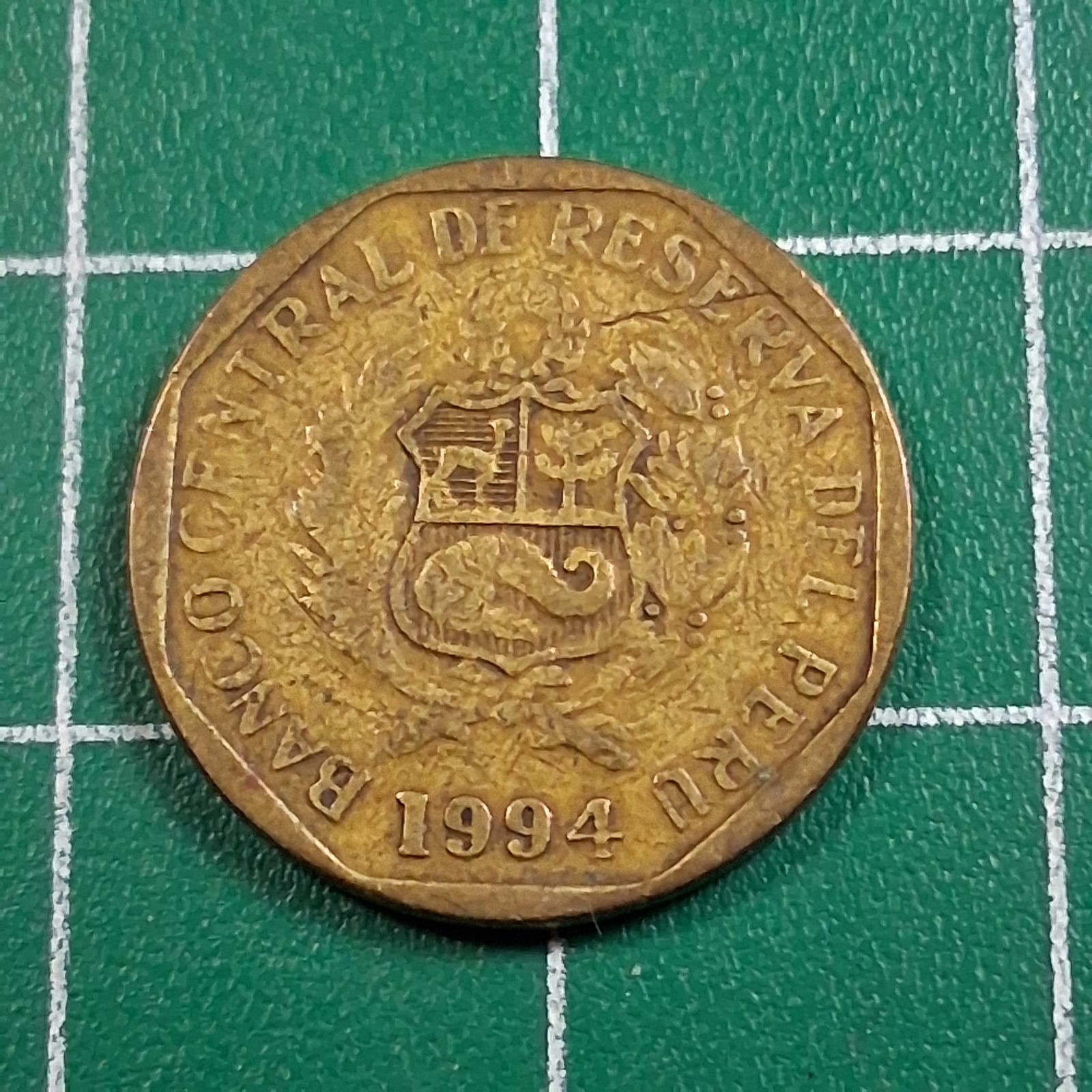 1994 Peru National Coat of Arms 10 Centimos Brass Currency Coin